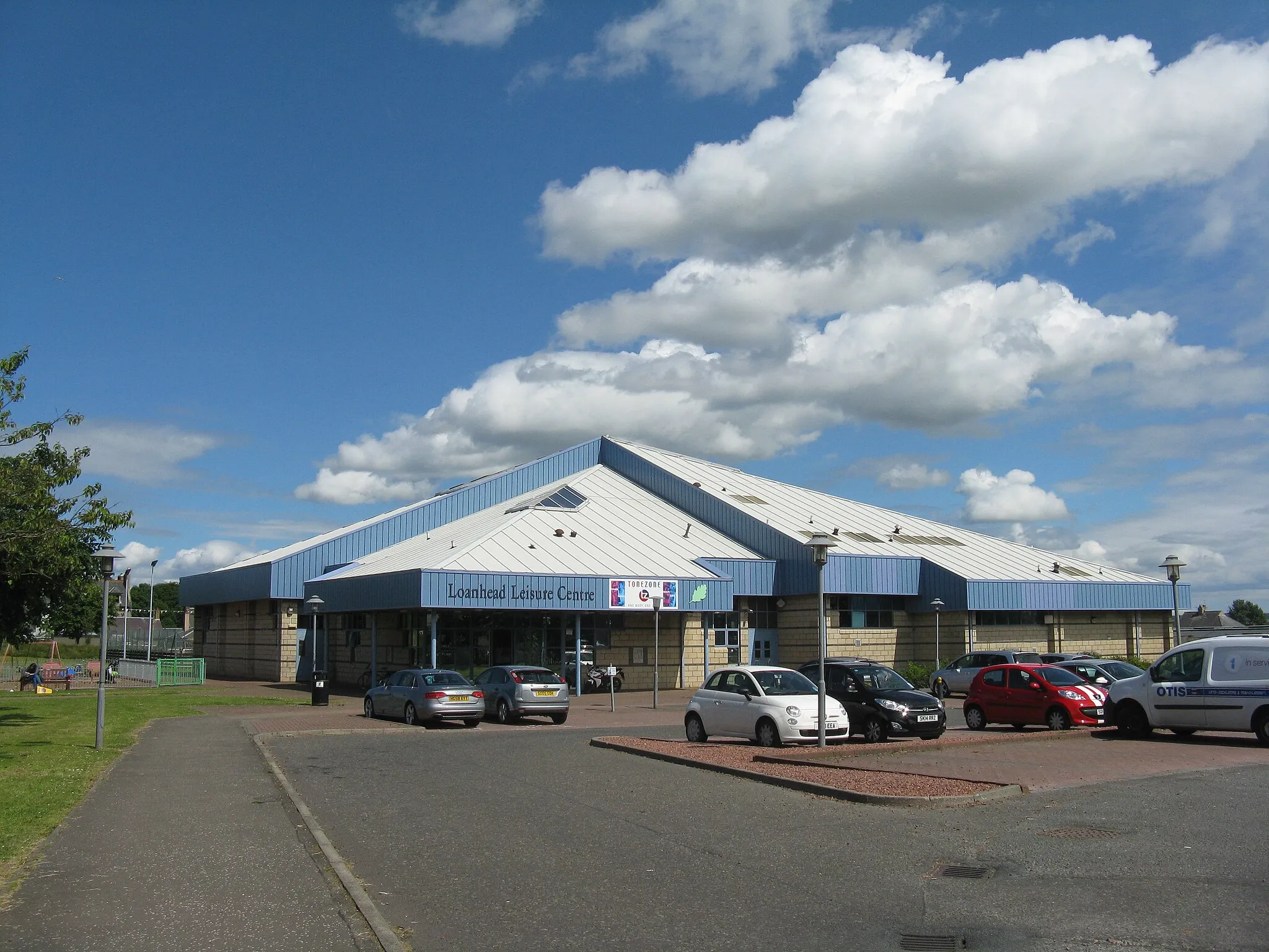 Photo showing: Loanhead Leisure Centre