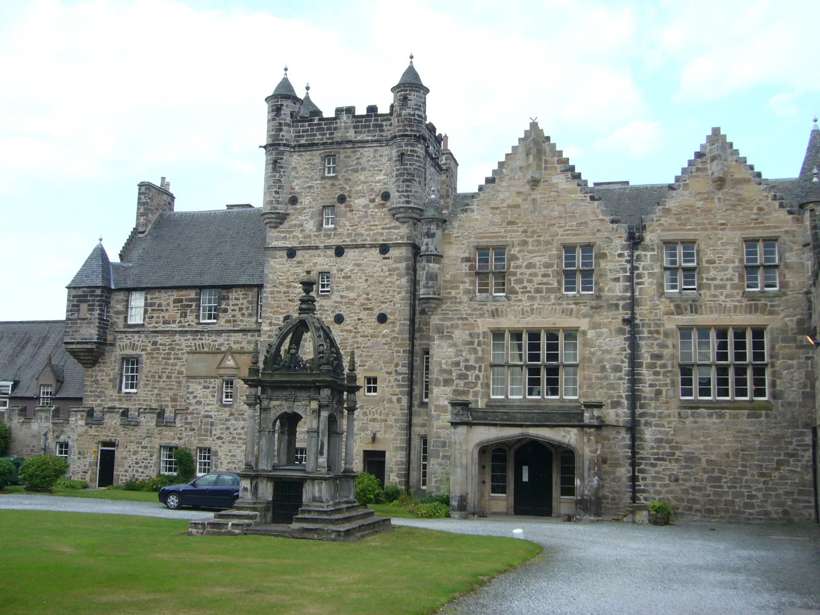 Photo showing: "Pinkie House, though not very ancient, (as it was built by Alexander Seton, first Earl of Dunfermline, in the year 1622), deserves to be mentioned, because it was a vulgar notion for many years, that there were as many doors and windows in it, as there are days in the year. This has been copied into many of the tours and travels into Scotland, though without foundation; and serves only to prove, that the house of Pinkie, though half the design has only been executed, was one of the first houses of any degree of magnitude, in this part of the country, as it excited the wonder of the common people." -- 'Jupiter' Carlyle, minister of Inveresk, Old Statistical Account, 1792