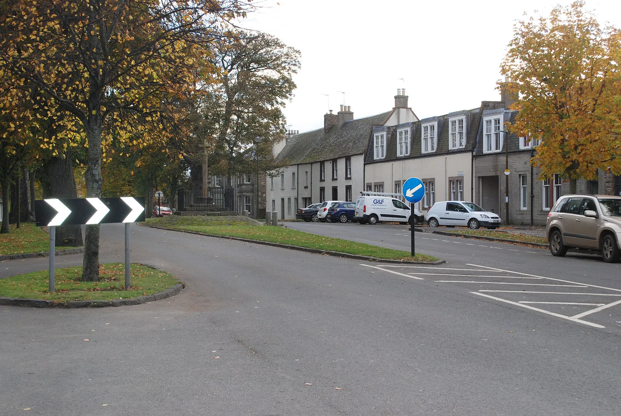 Photo showing: Ormiston Main Street looking south-east with the Mercat Cross visible in the centre of the road.