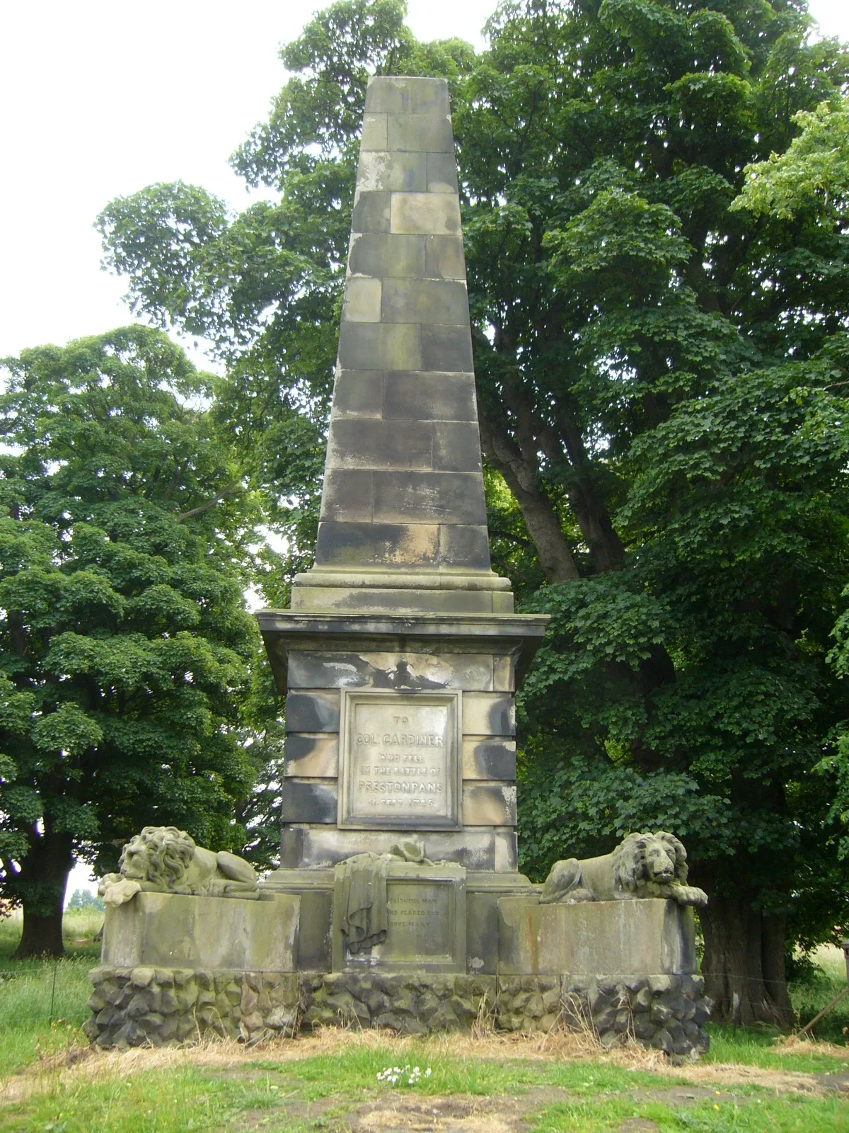Photo showing: Monument to a Colonel of Dragoons, killed at the Battle of Prestonpans in 1745.