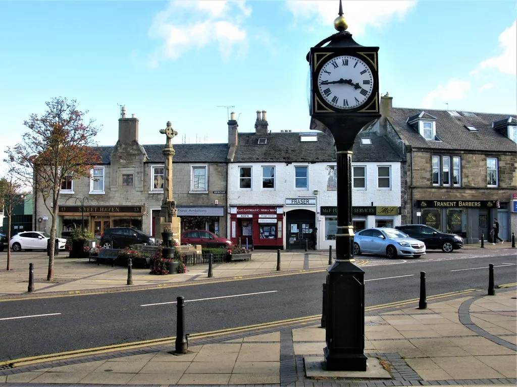 Photo showing: Clock Tower and War Memorial, Tranent