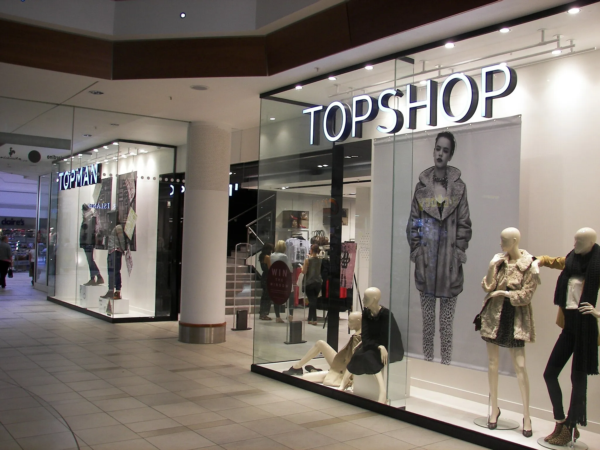 Photo showing: Topshop Shot