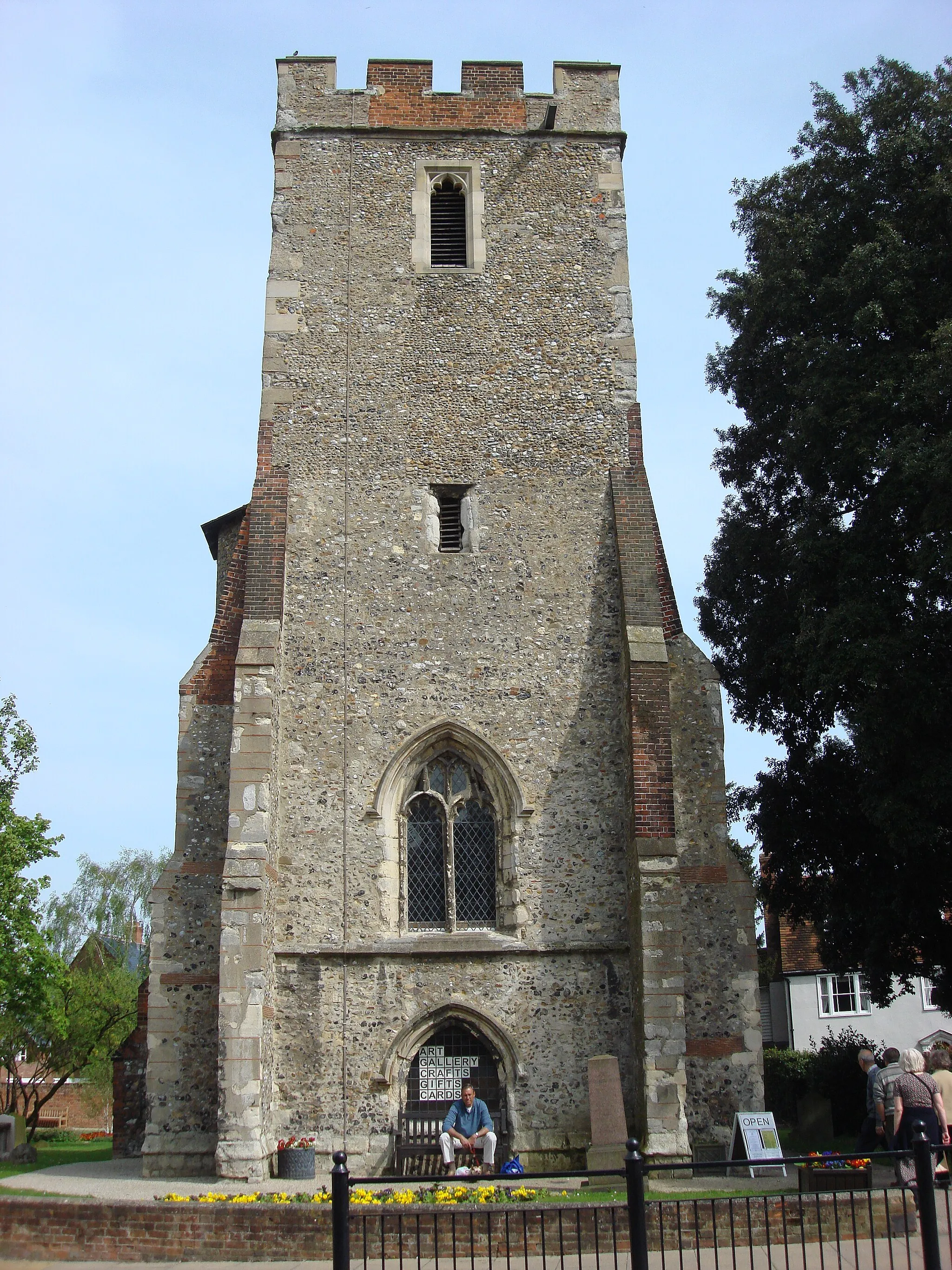 Photo showing: Tower, St. Peter's Church, Maldon. In the seventeenth century Thomas Plume started the Plume Library to house over 7,000 books printed between 1470 and his death in 1704; the collection has been added to at various times since 1704. The Plume Library is to be found at St. Peter's Church. Only the original Tower survives, the rest of the building having been rebuilt by Thomas Plume to house his library (on the first floor) and Maldon Grammar School (on the ground floor)