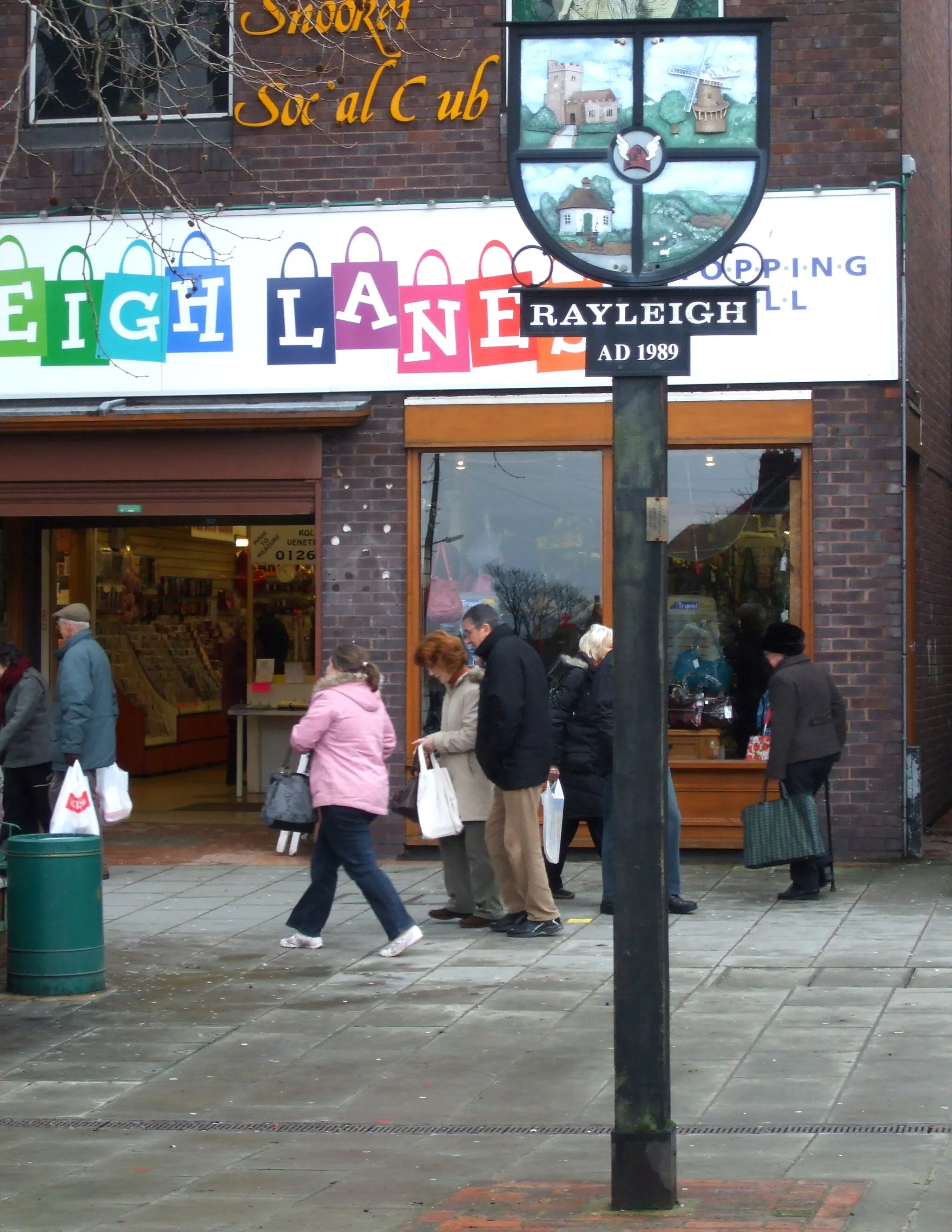 Photo showing: Rayleigh sign outside Rayleigh Lanes indoor Market.