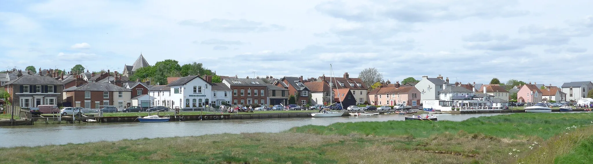 Photo showing: Rowhedge, Essex, England, UK.
View of Rowhedge riverfront. This view is from the opposite side of the river (in Wivenhoe).

This is a single photo which has been cropped. (It is not a panorama stitched-together from several photos.)