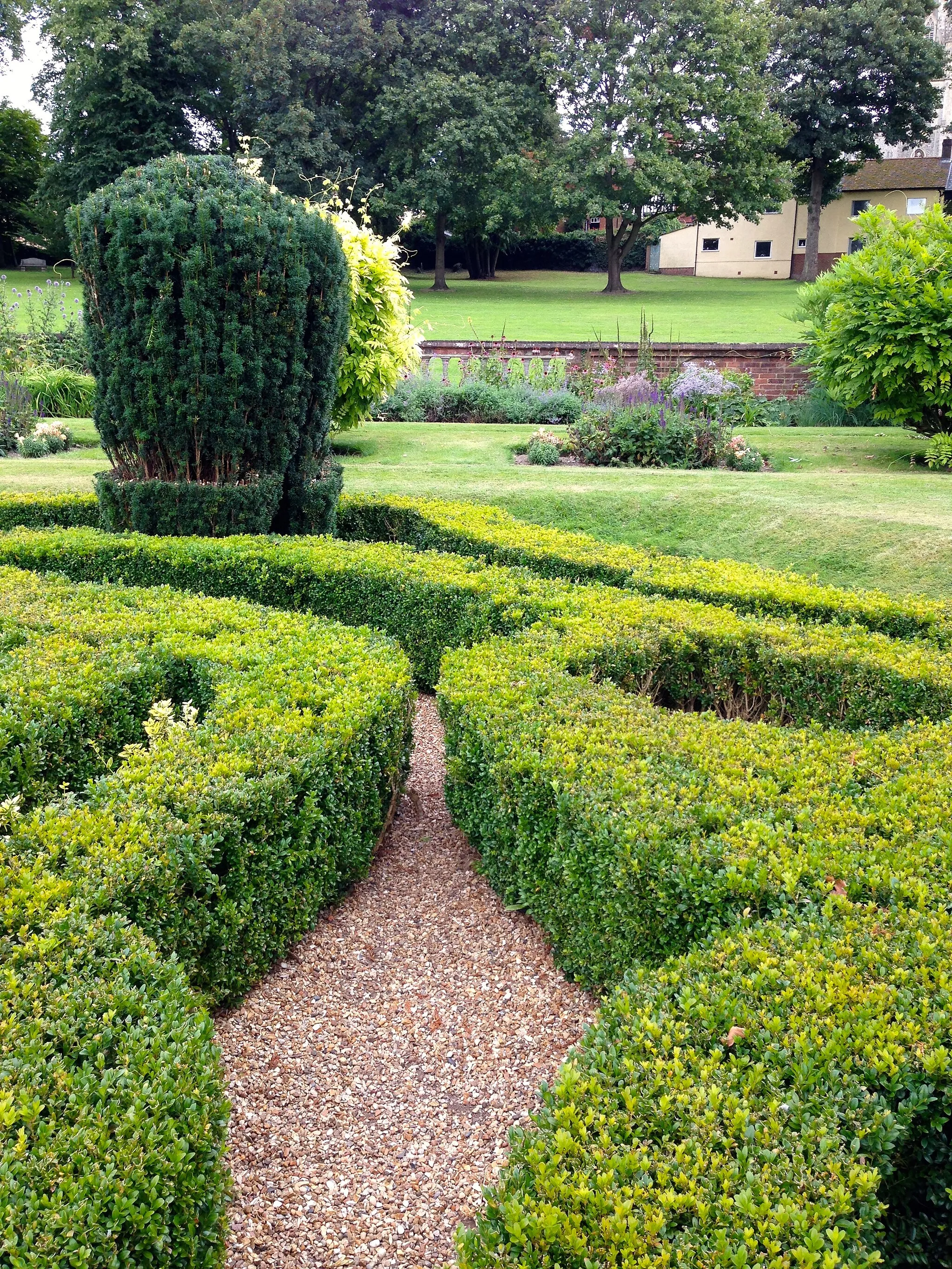 Photo showing: Bridge End Gardens is a group of seven linked gardens in the town of Saffron Walden. Created in the 19th century by the Gibson family – noted benefactors to the town – the public gardens are Grade II* listed