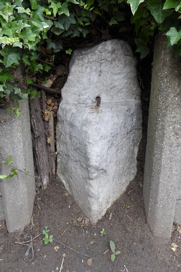 Photo showing: Old Milestone