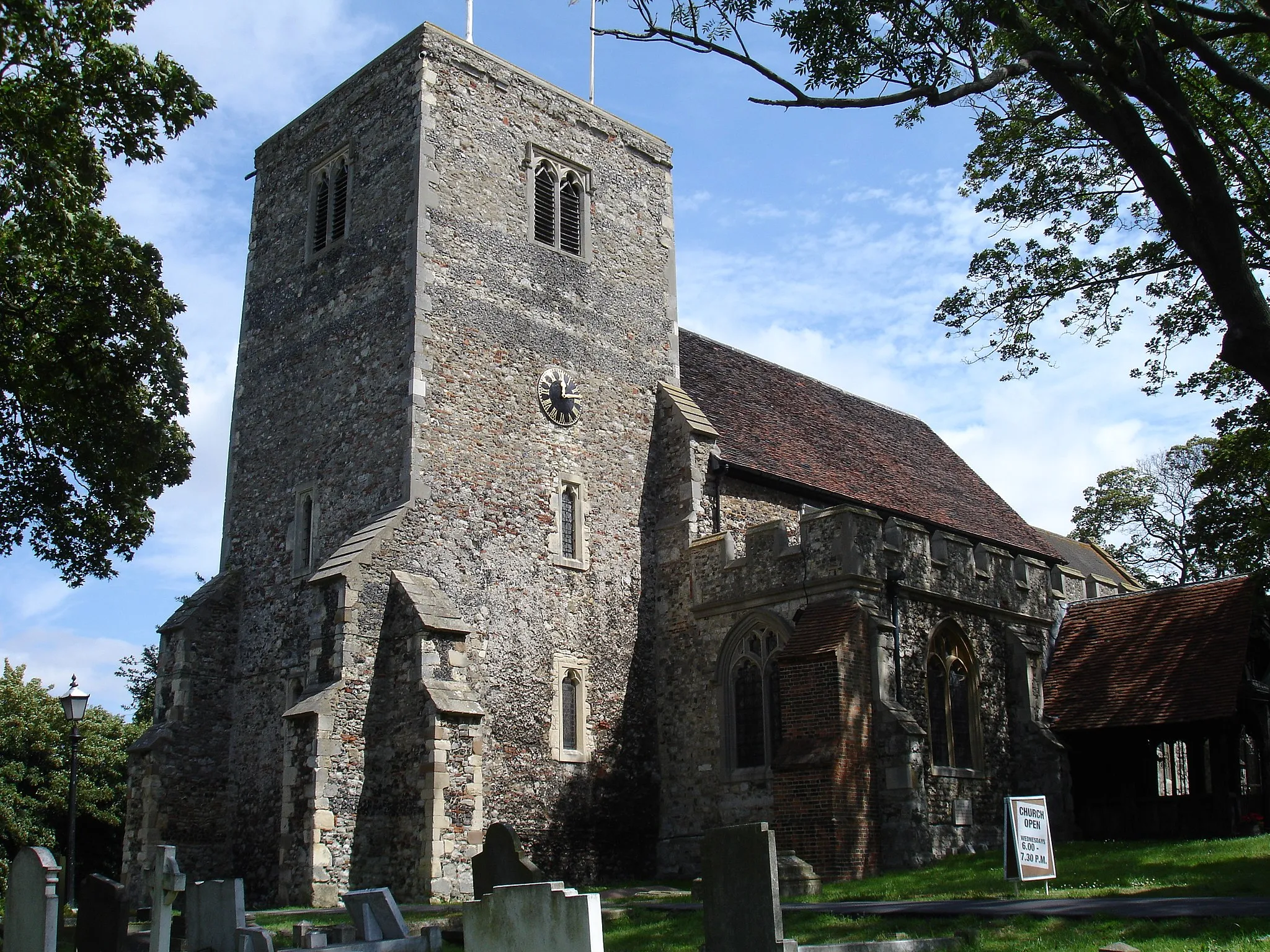 Photo showing: Photograph of St Mary's Church, Benfleet from the south-west