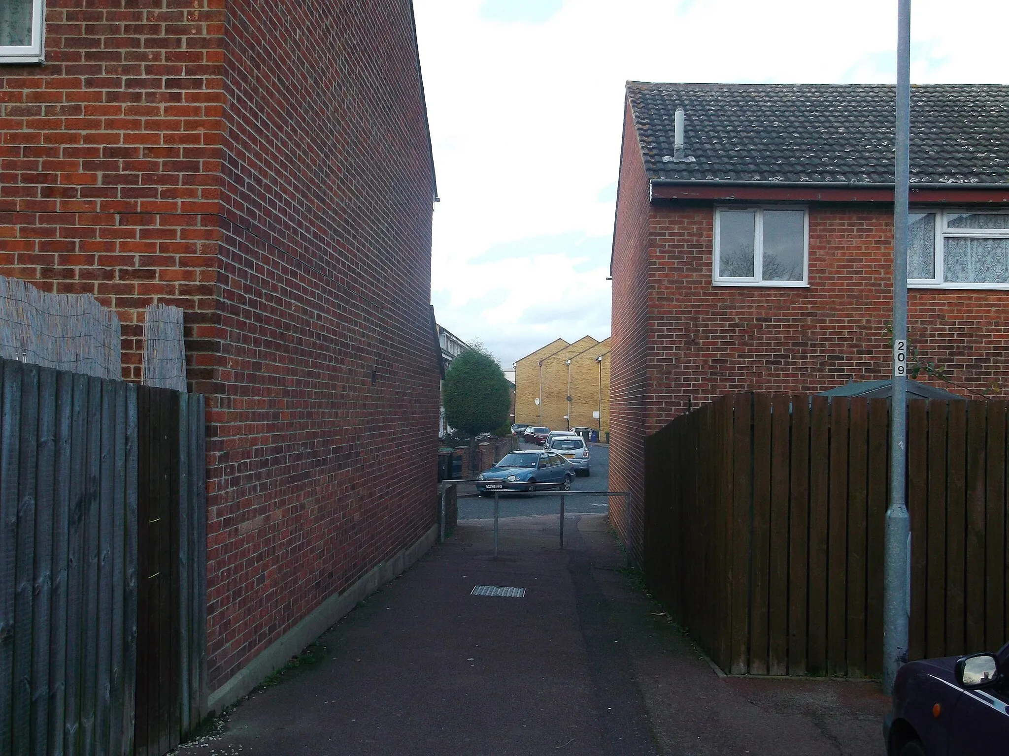 Photo showing: Alleyway, South Ockendon