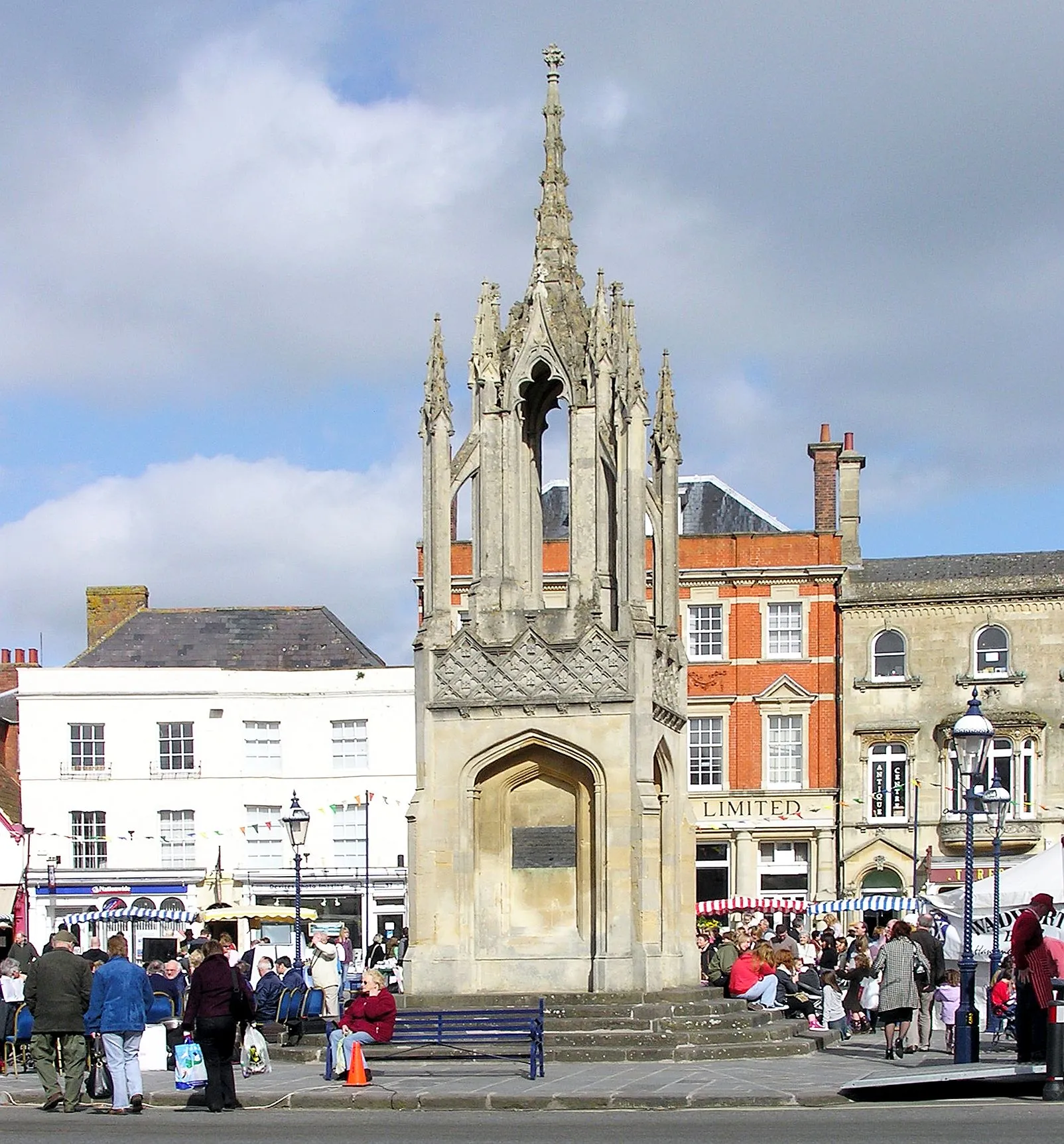 Photo showing: The Market Cross in Devizes, Wiltshire, England. Built in 1814 from Bath Stone. Paid for by Devizes Member of Parliament Henry Addington (later called Viscount Sidmouth).

Photographed by Adrian Pingstone in March 2007 and placed in the public domain.