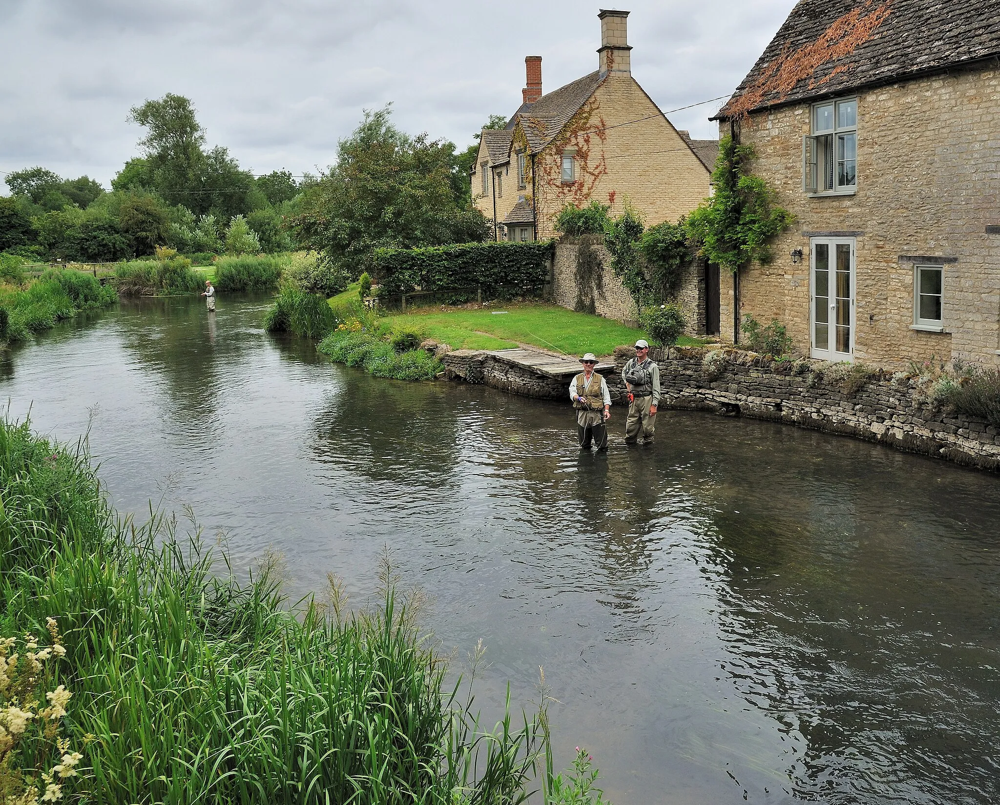 Photo showing: The River Coln as it passes through Fairford.