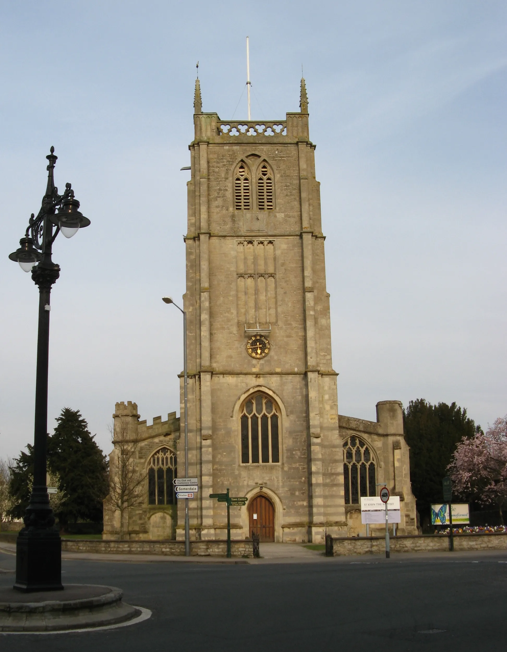 Photo showing: St John the Baptist, Keynsham. From roundabout at west end of High Street.