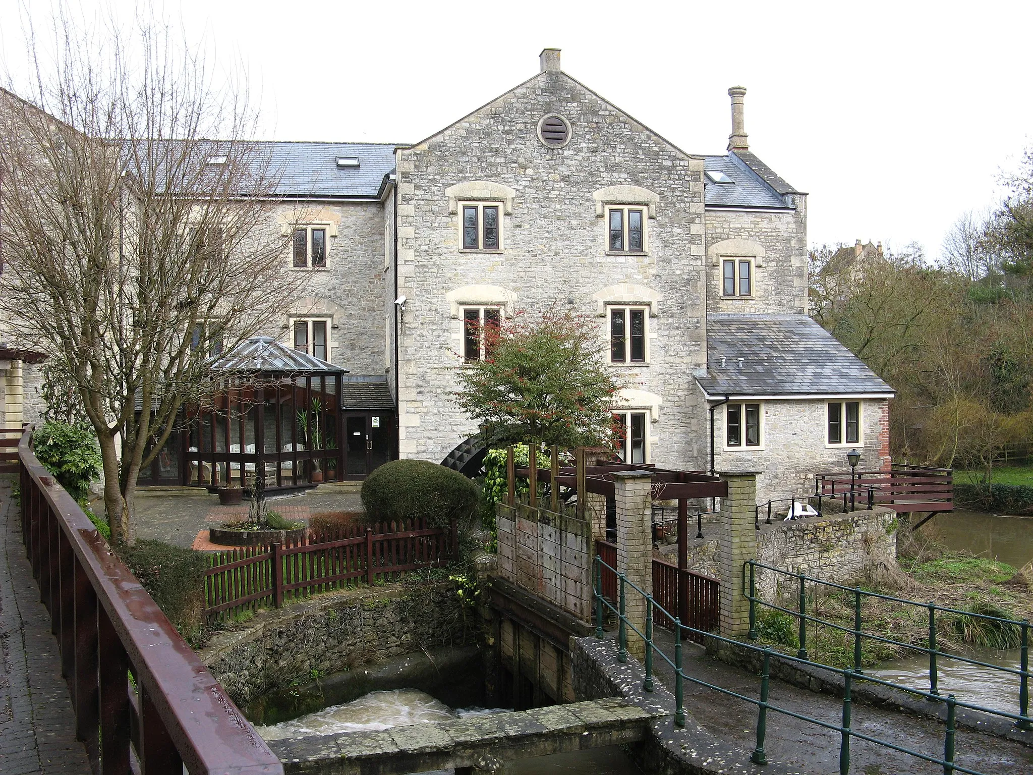 Photo showing: Albert Mill, Dapps Hill, Keynsham.  Now converted into residences. Grade II listed as an industrial monument.[1]