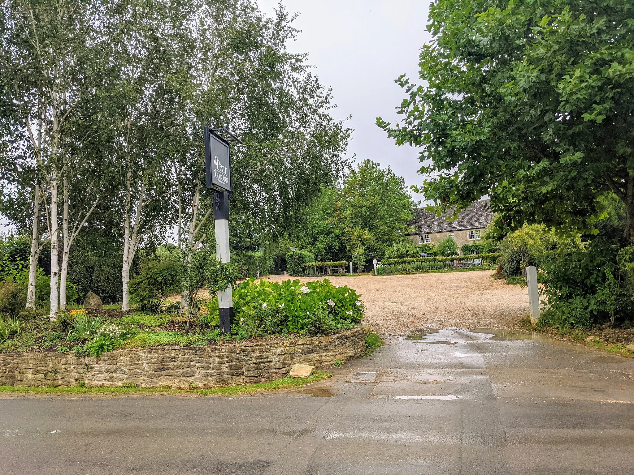 Photo showing: Pear Tree Inn (Melksham Without, Wiltshire, SN12)