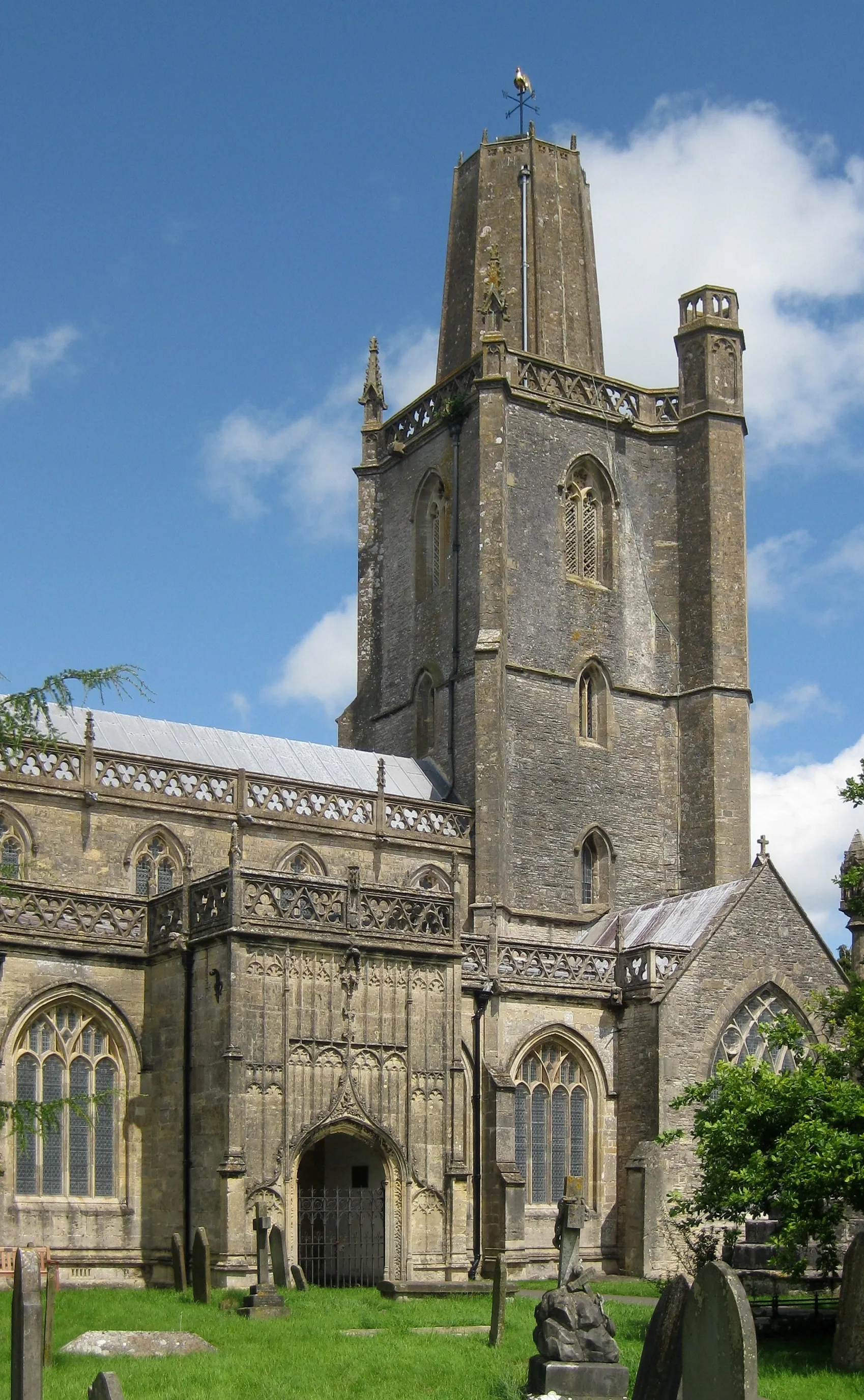 Photo showing: View from SW of St Mary's Church, Yatton, North Somerset, UK