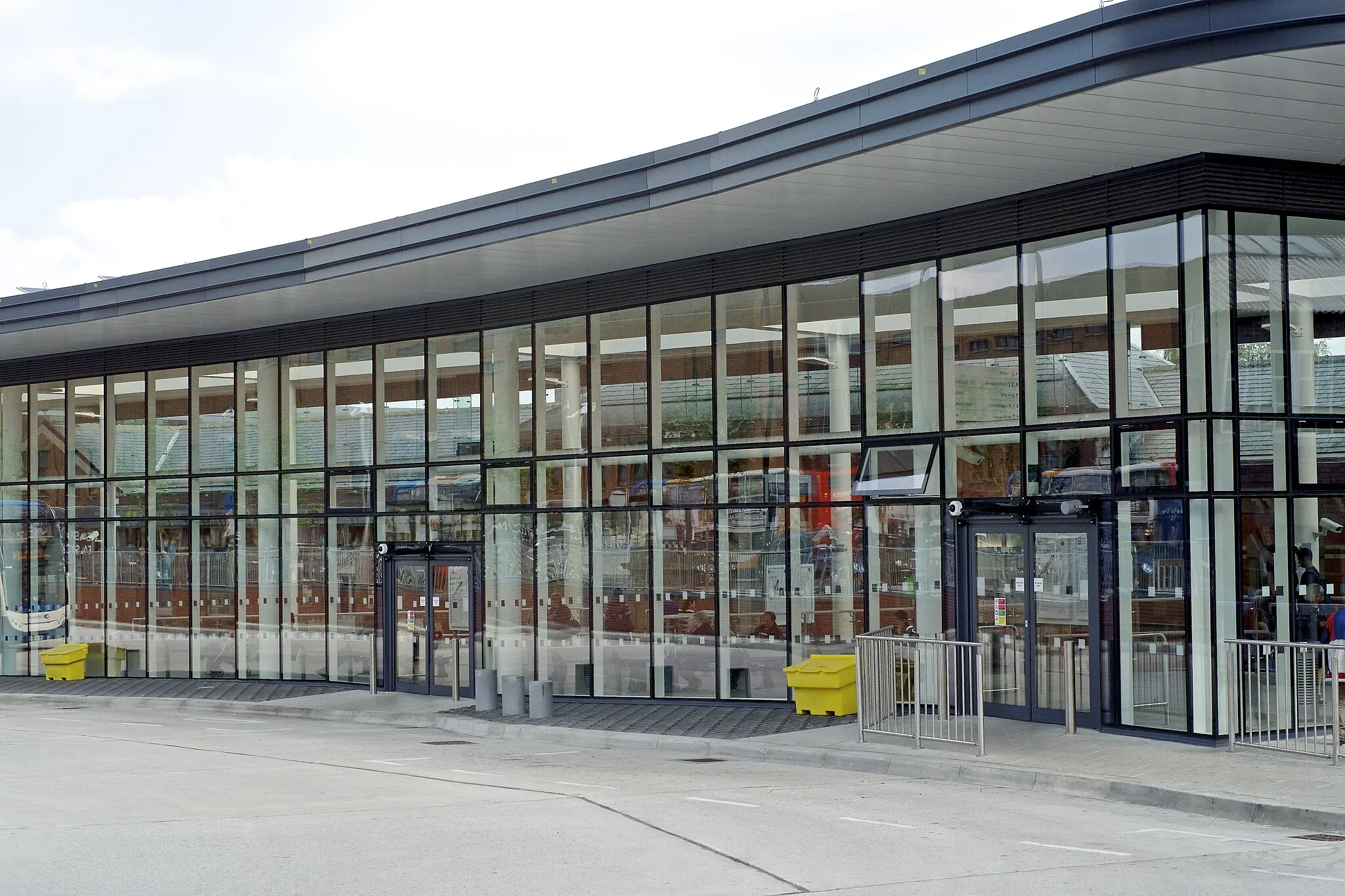 Photo showing: Facade of Altrincham's new Interchange