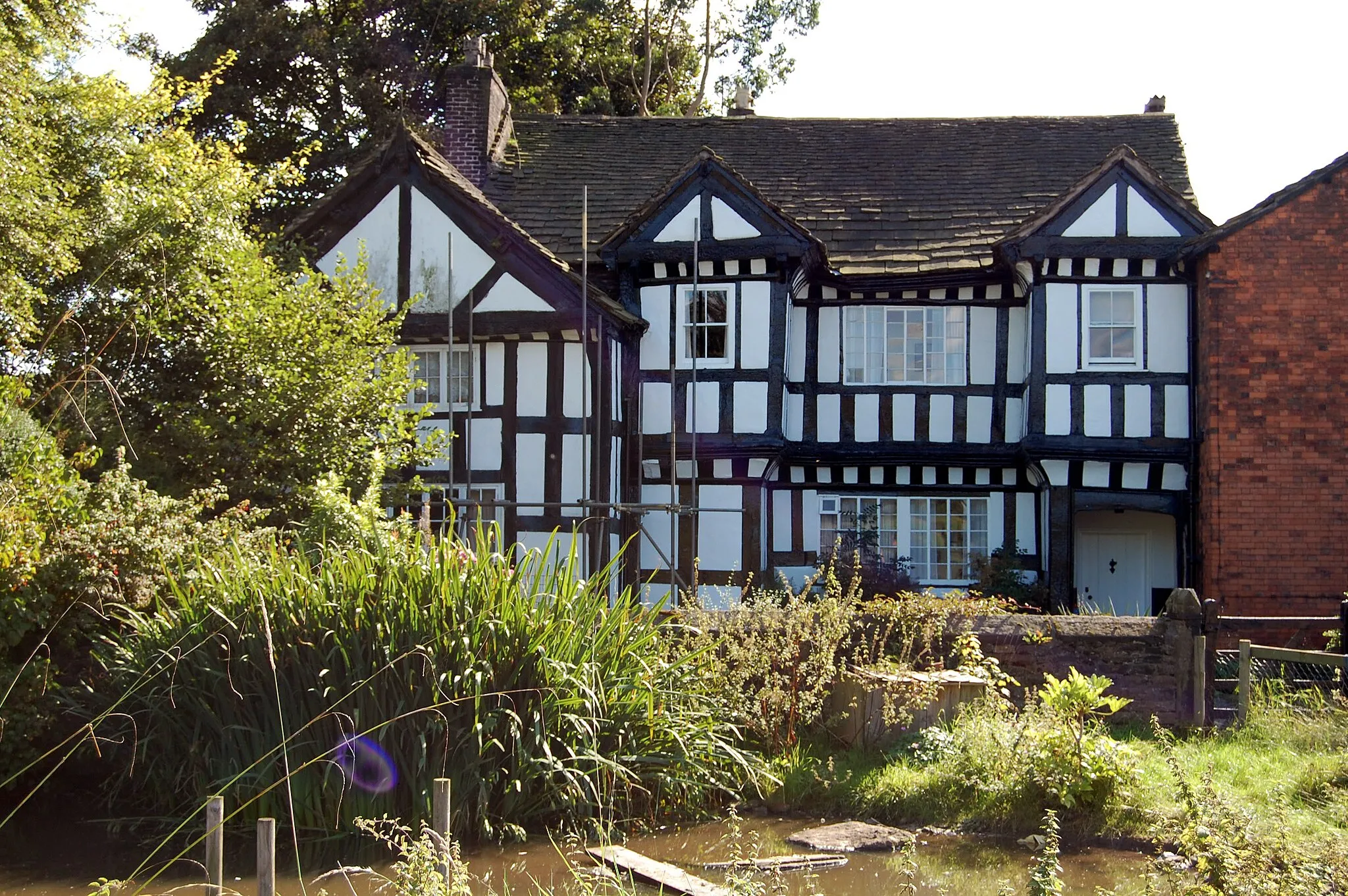 Photo showing: Goyt Hall, which stands in the valley of the River Goyt, midway between Otterspool Bridge and New Bridge in Bredbury, is a half-timbered building erected by Randal Davenport about the year 1570.