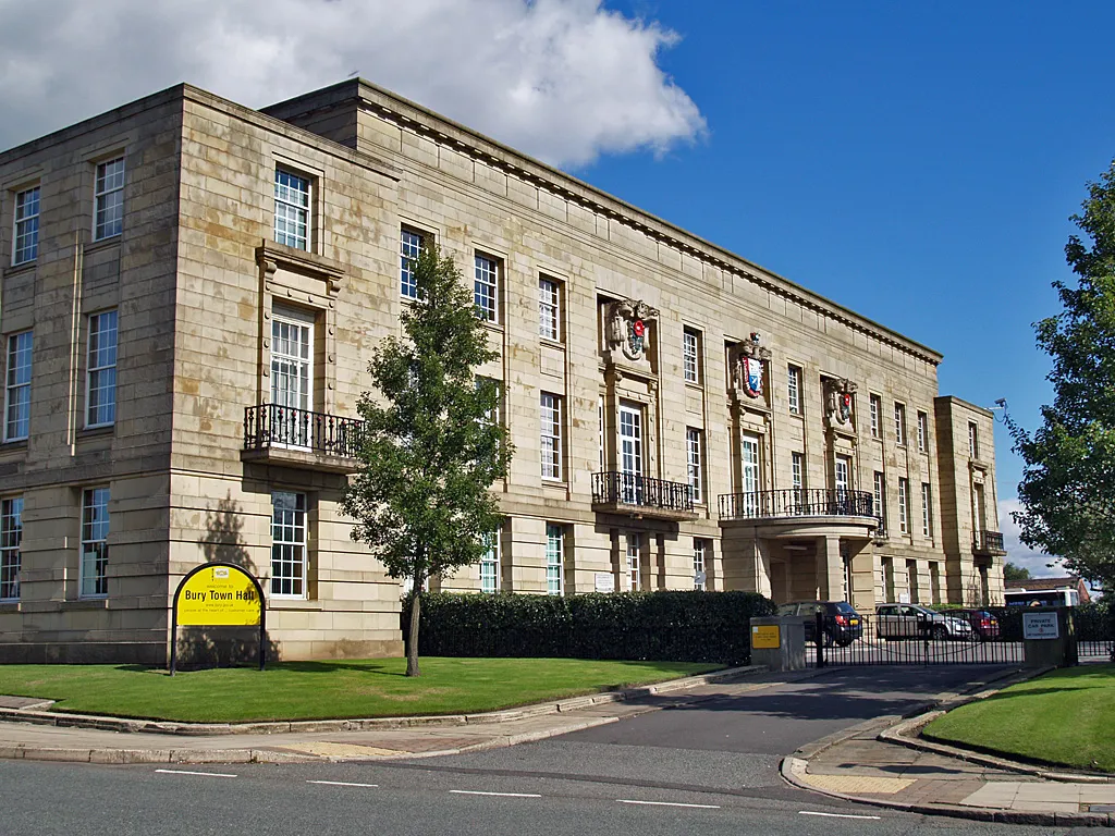 Photo showing: Ceremonial entrance of Bury Town Hall in Bury, Greater Manchester, England.