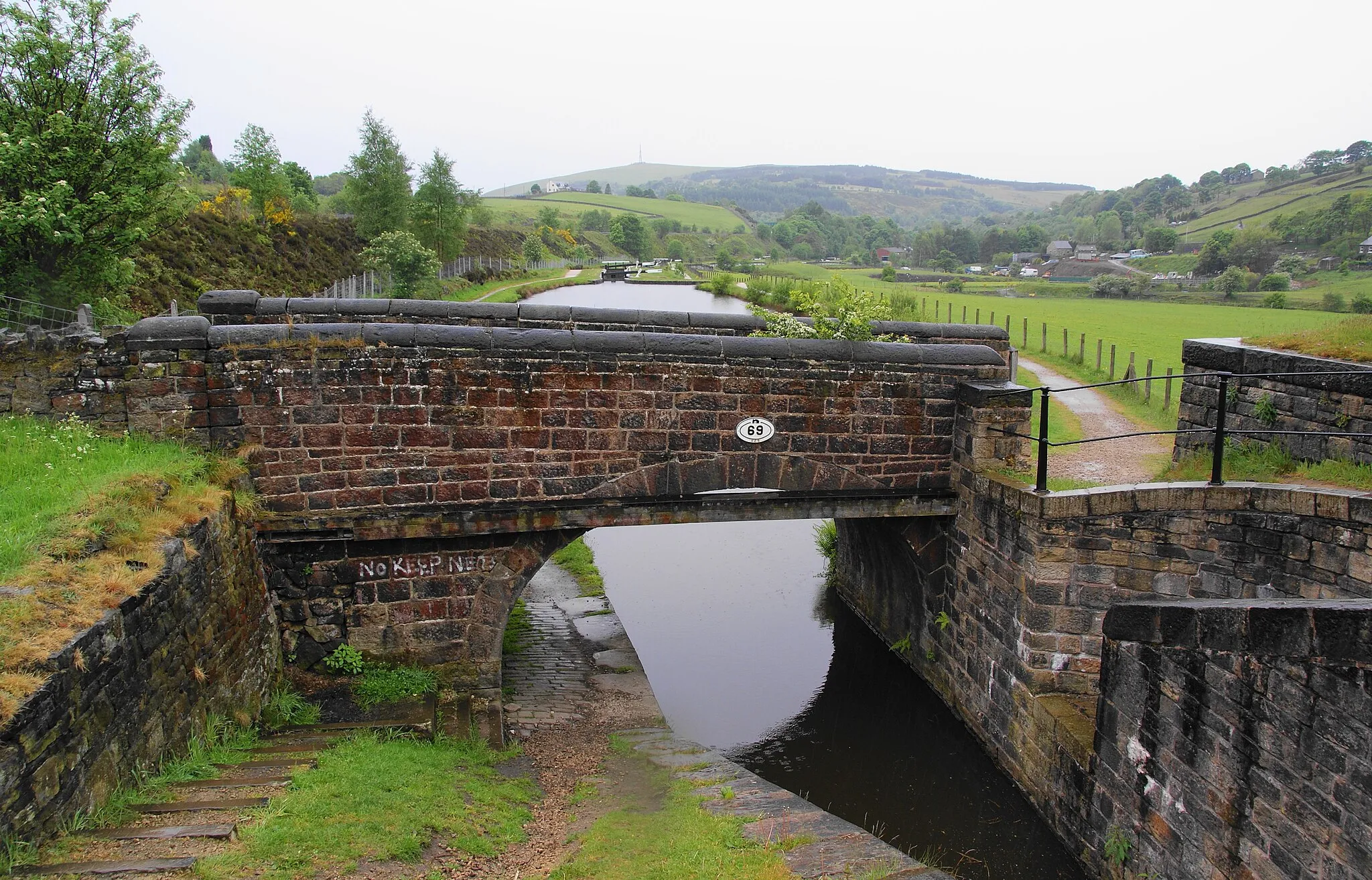 Photo showing: Photograph of Bridge 69, an accommodation bridge over the Huddersfield Narrow Canal near Diggle, Saddleworth, Greater Manchester, England