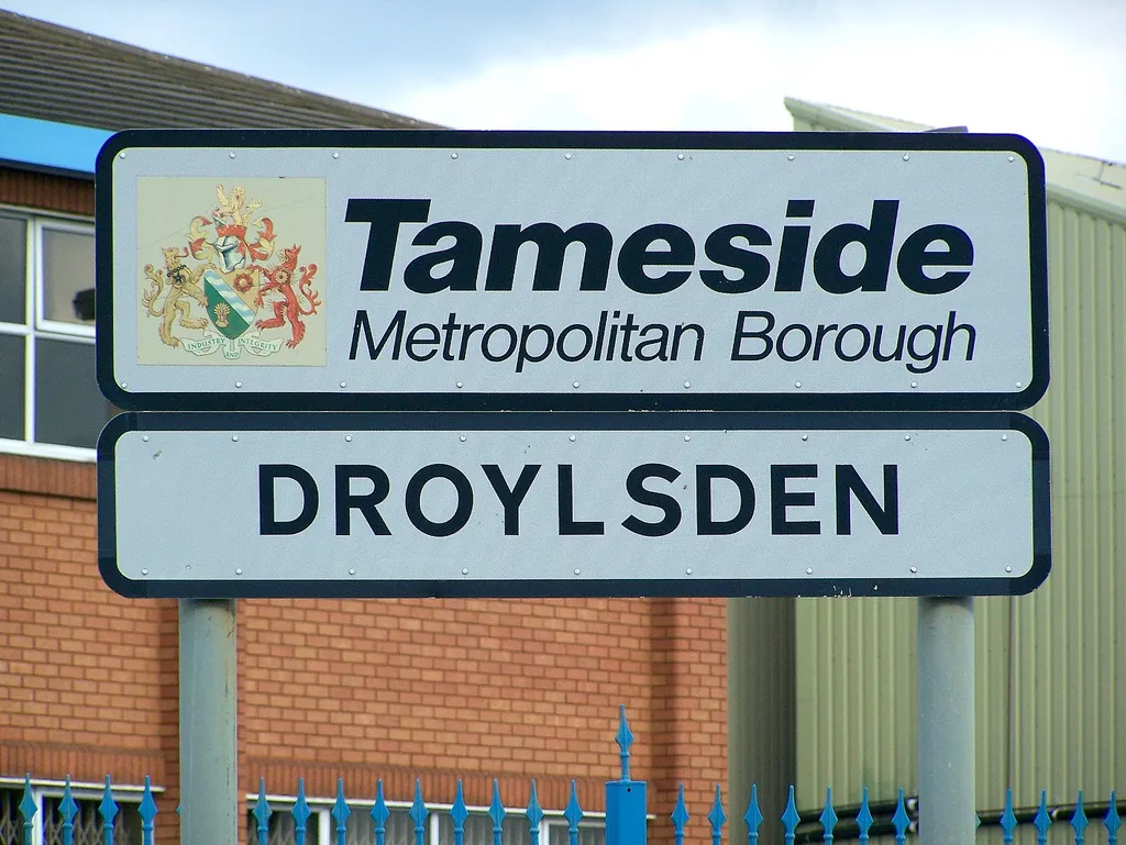Photo showing: Welcome sign at Droylsden, in Tameside, Greater Manchester, England.