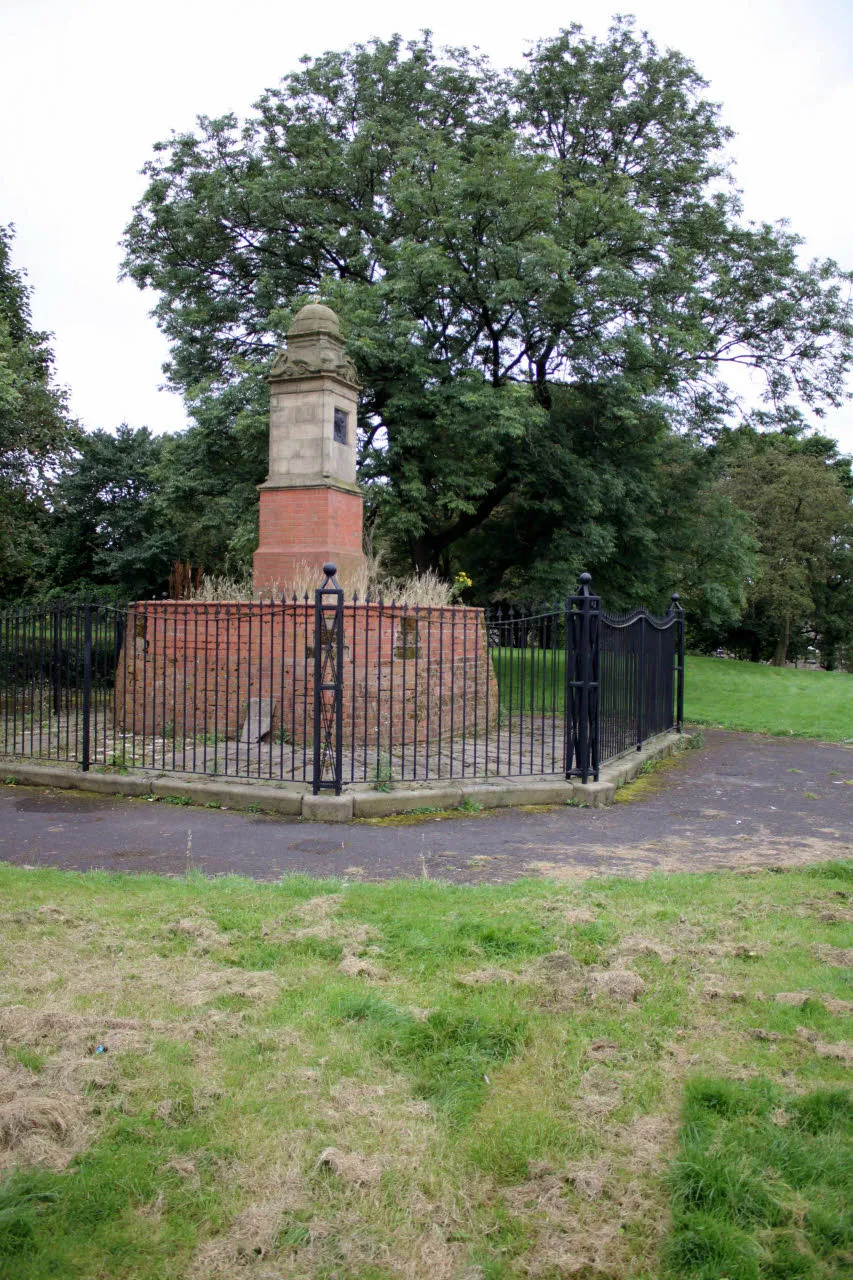 Photo showing: Barnes Monument, Farnworth Park
