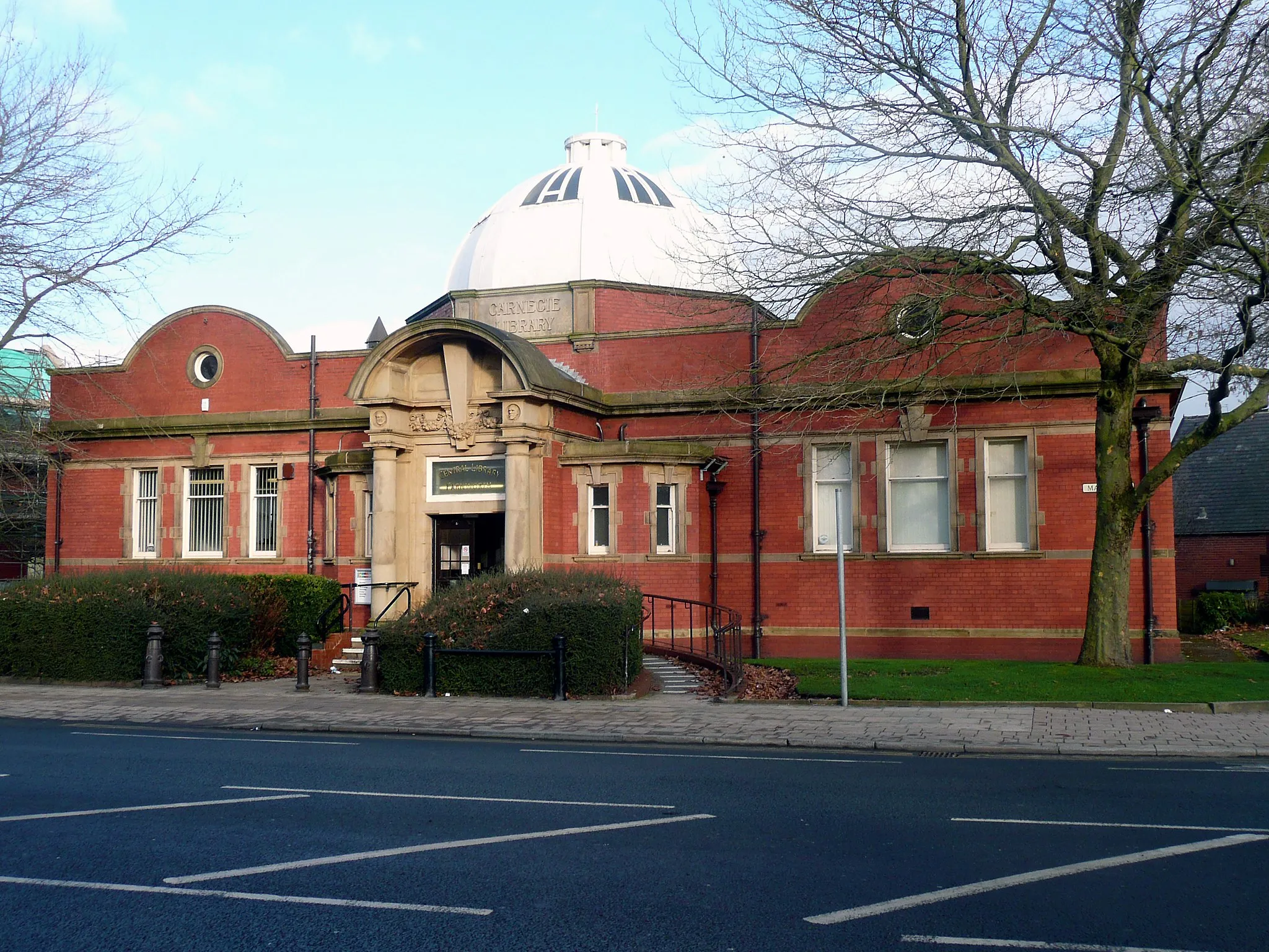 Photo showing: Farnworth Library, Farnworth, Greater Manchester, England.