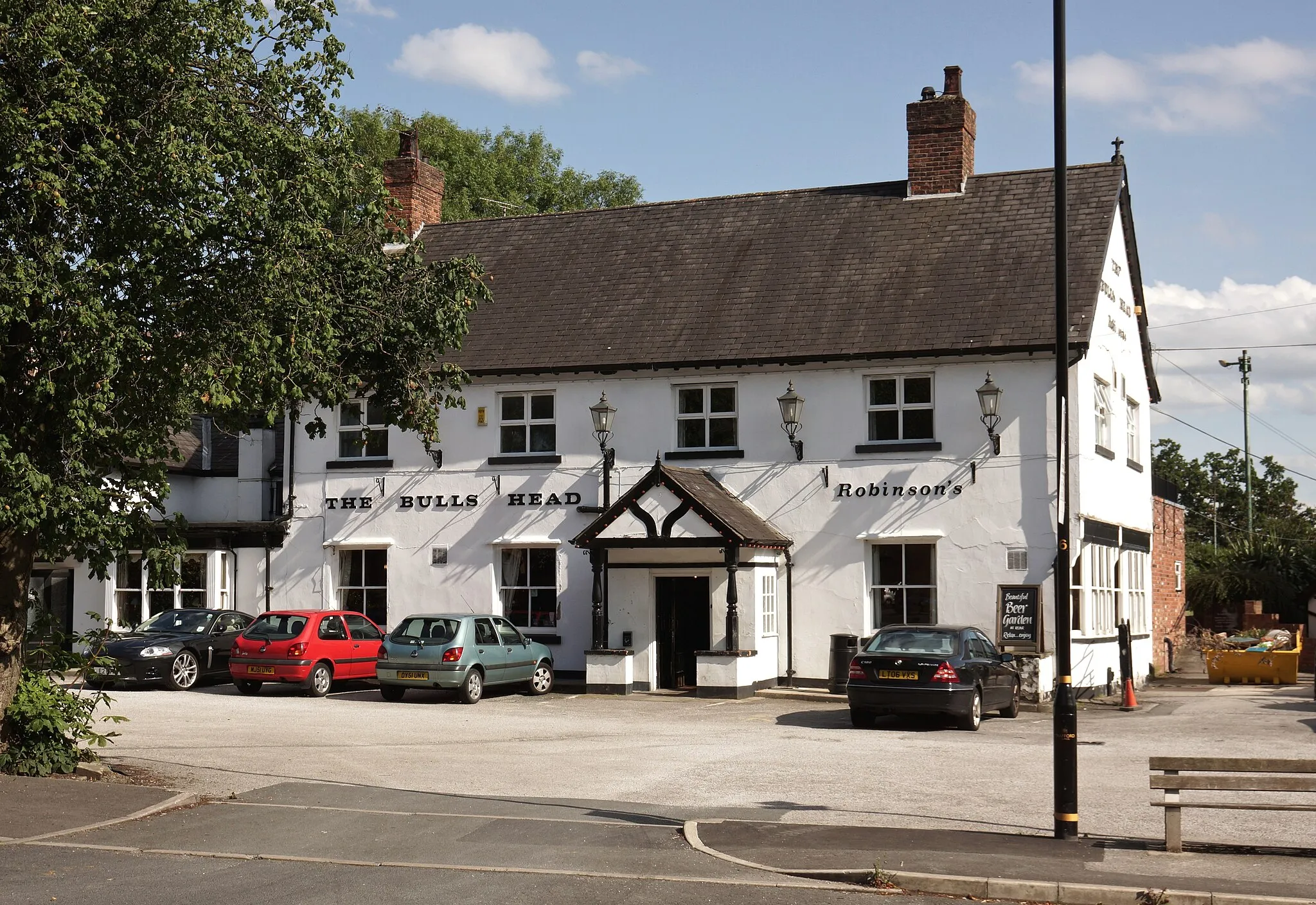 Photo showing: Village pub, Hale Barns