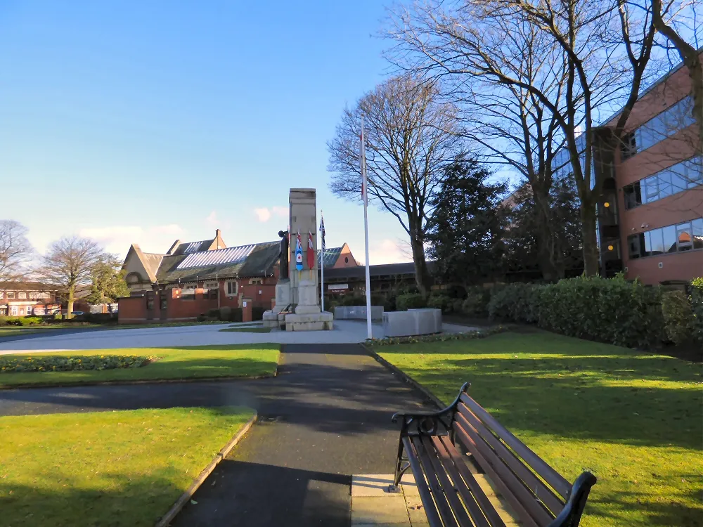 Photo showing: Heywood War Memorial from the side