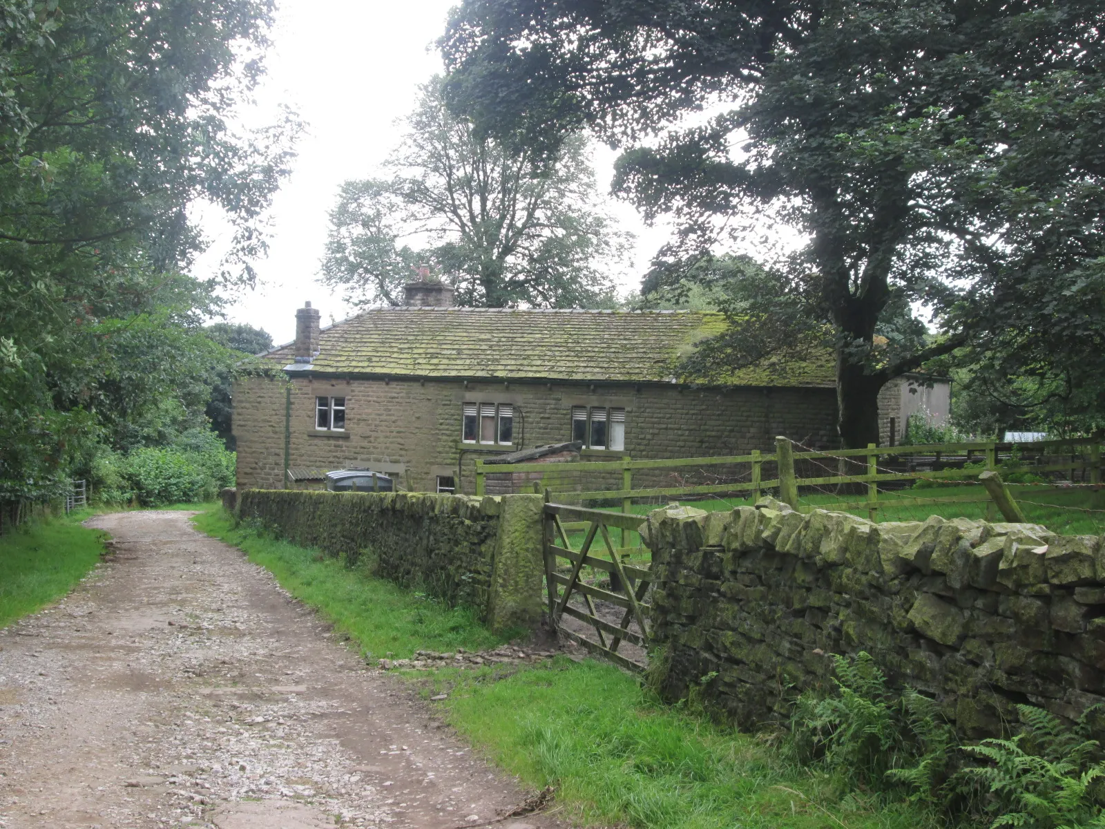 Photo showing: Approaching Hollingwoorth Hall Farm