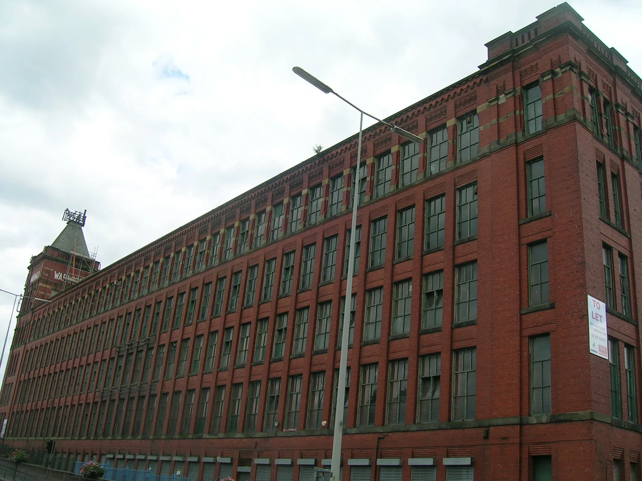 Photo showing: Warwick Mill on Oldham Road, in Middleton, Greater Manchester, England.