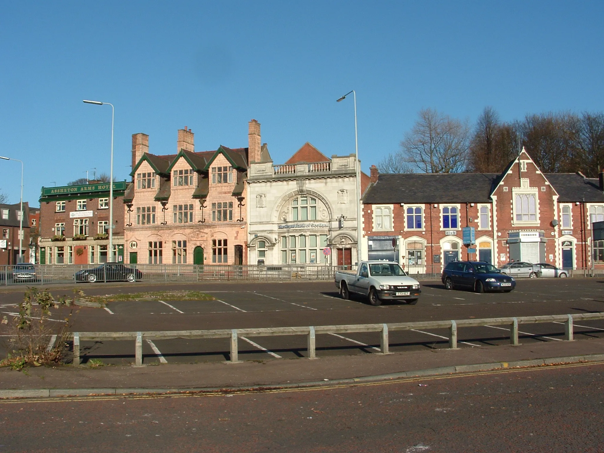 Photo showing: A row of buildings in Middleton, Greater Manchester, England. Second building from the left is by Edgar Wood, a prominent local architect.

On the left is the Assheton Arms Pub. On the right the Royal Bank of Scotland and far right is an Italian Restaurant which for a long time was known as Jacques Wine Bar.