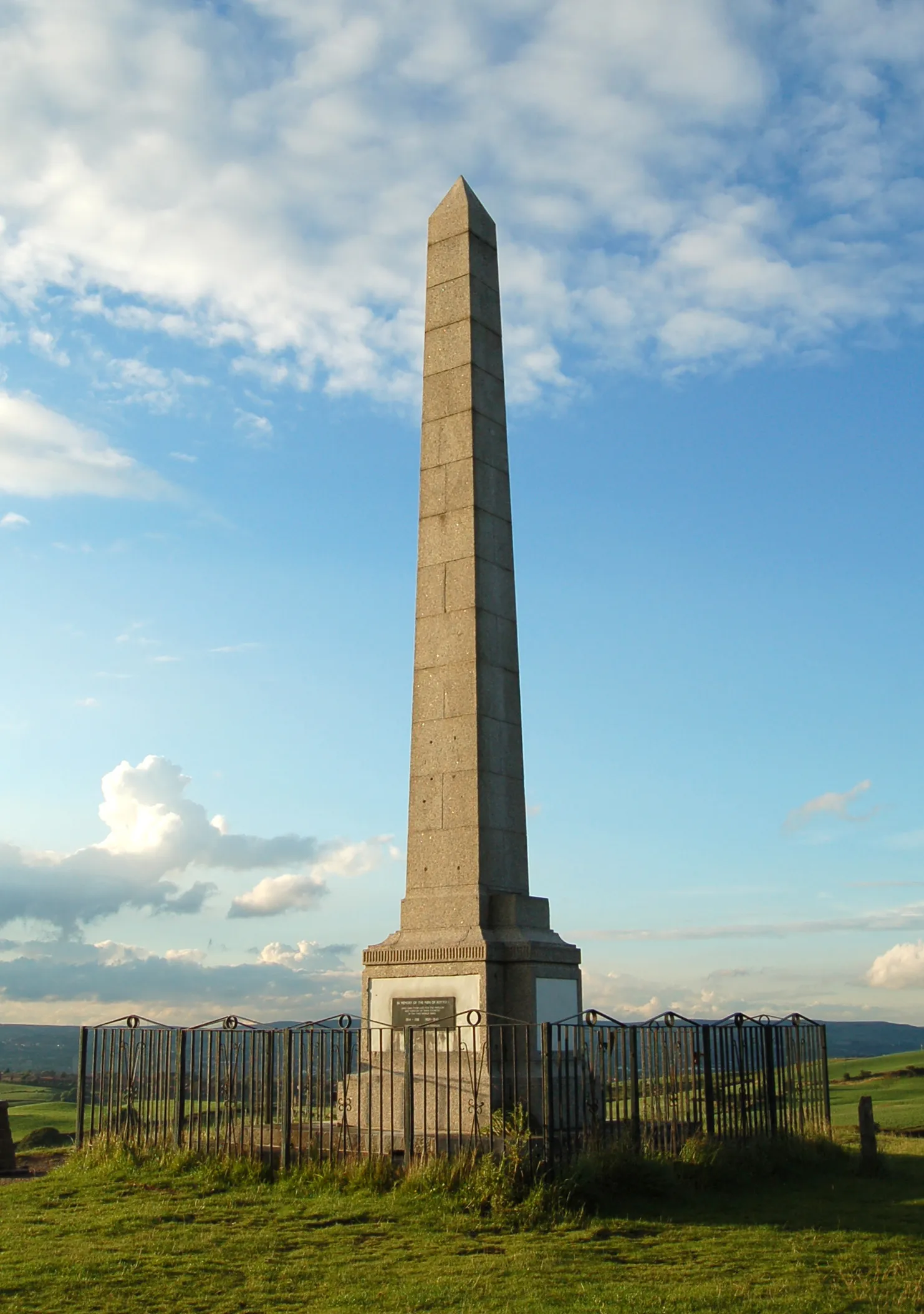 Photo showing: Royton War Memorial at Tandle Hills, Royton, Greater Manchester, England.