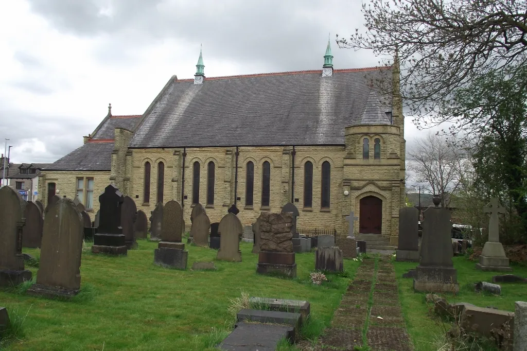 Photo showing: Tottington Methodist church and graveyard