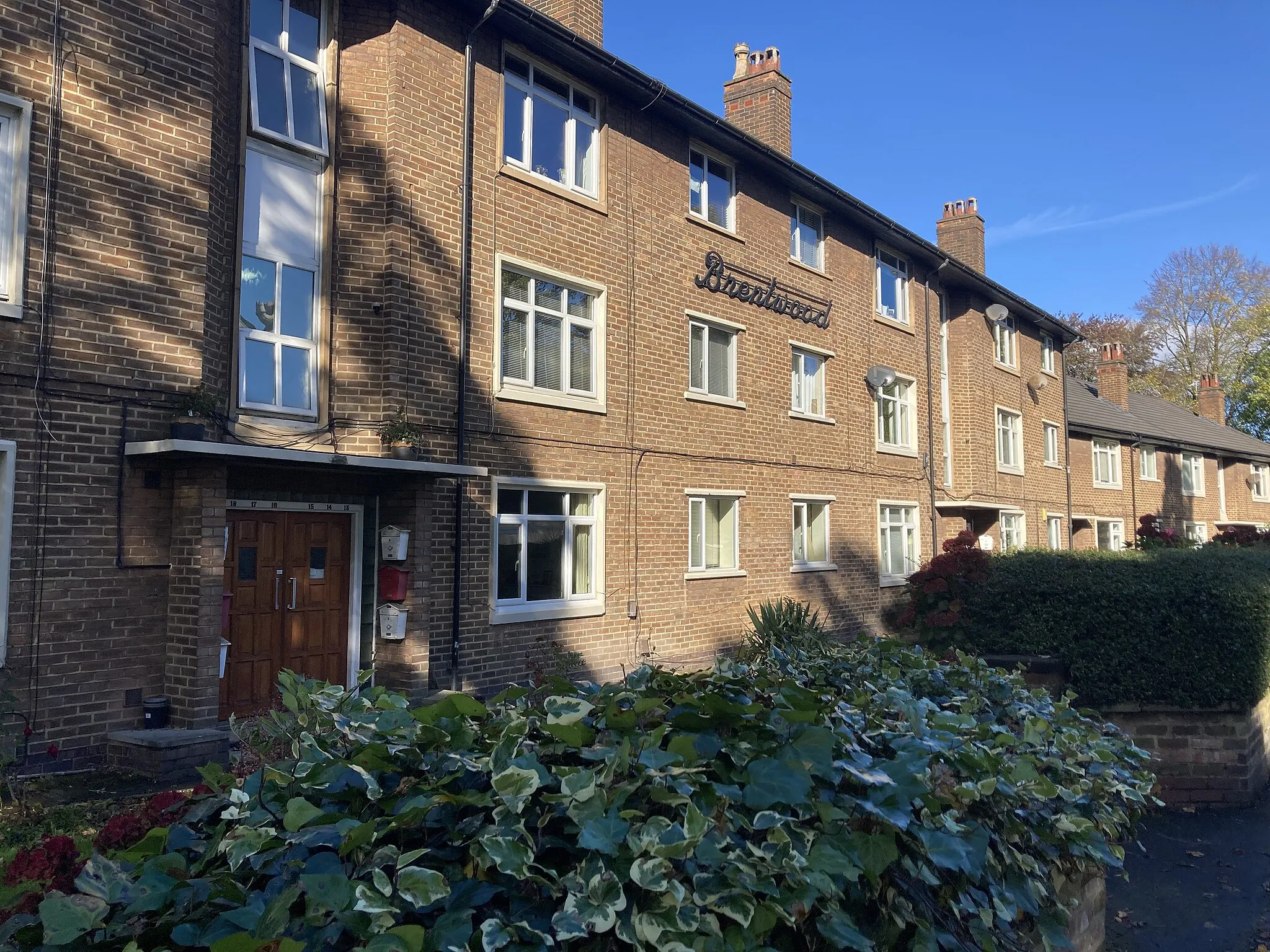 Photo showing: This large block of flats was built on the site of the place simply called Cottage. It belonged to the family of William Smith who rented it out to the famous missionary Dr. Moffat.
This was demolished in the 1930’s. In 1953 it was announced that all 28 flats built there had been taken.