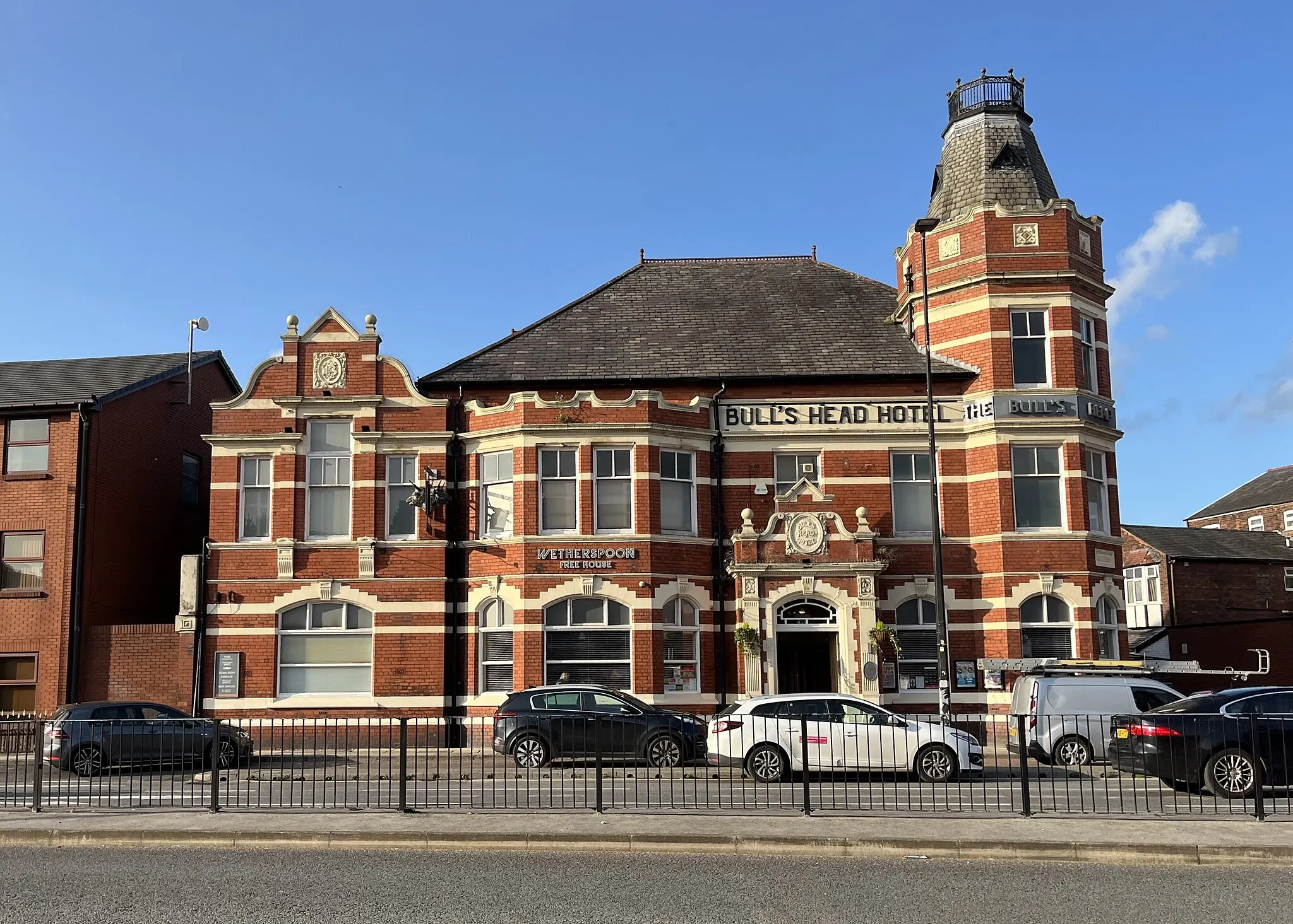 Photo showing: Showing the Bull's Head Hotel Wetherspoons Pub on Manchester Road, Walkden.