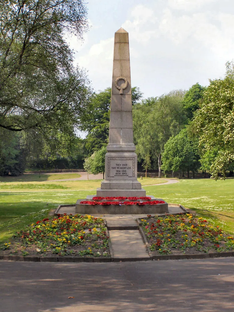Photo showing: Walkden War Memorial, near to Walkden, Salford, Great Britain.
The War memorial in Parr Fold Park.