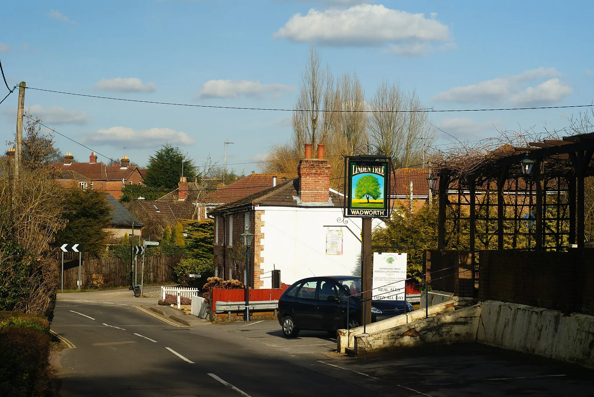 Photo showing: School Road, Bursledon, Hampshire The Linden Tree public house lies to the right of picture.