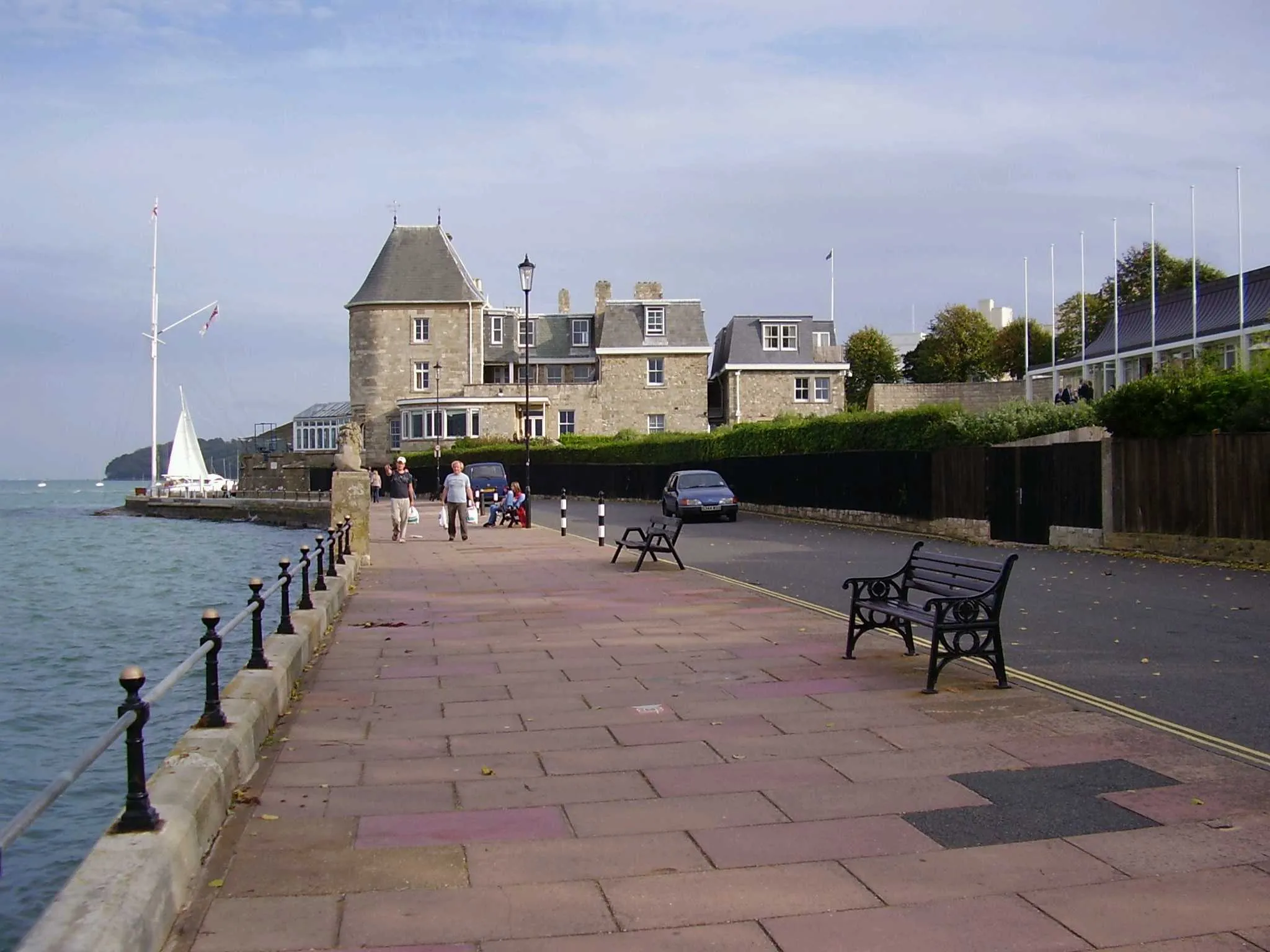 Photo showing: Cowes Esplanade and Cowes Castle (home of the Royal Yacht Squadron).