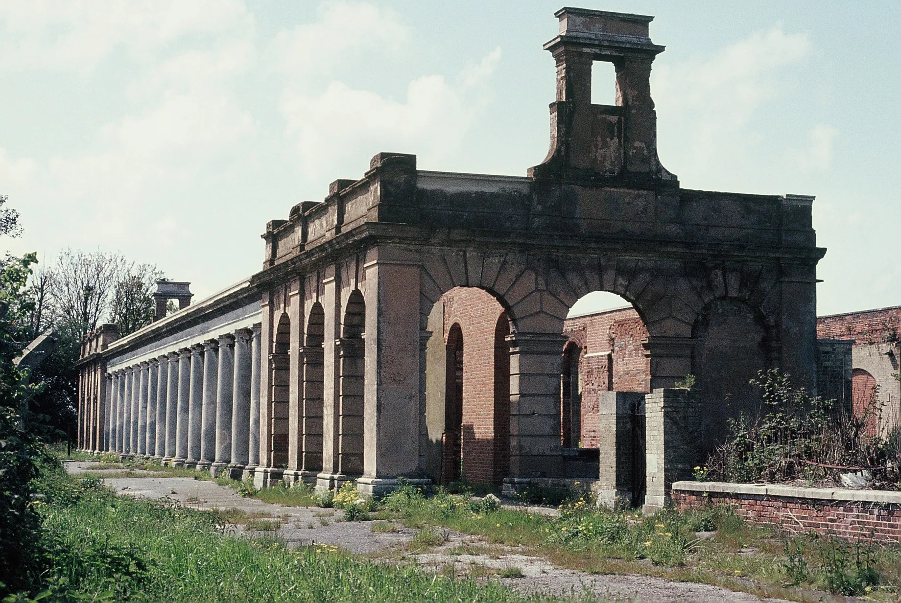 Photo showing: Remains of Gosport railway station.