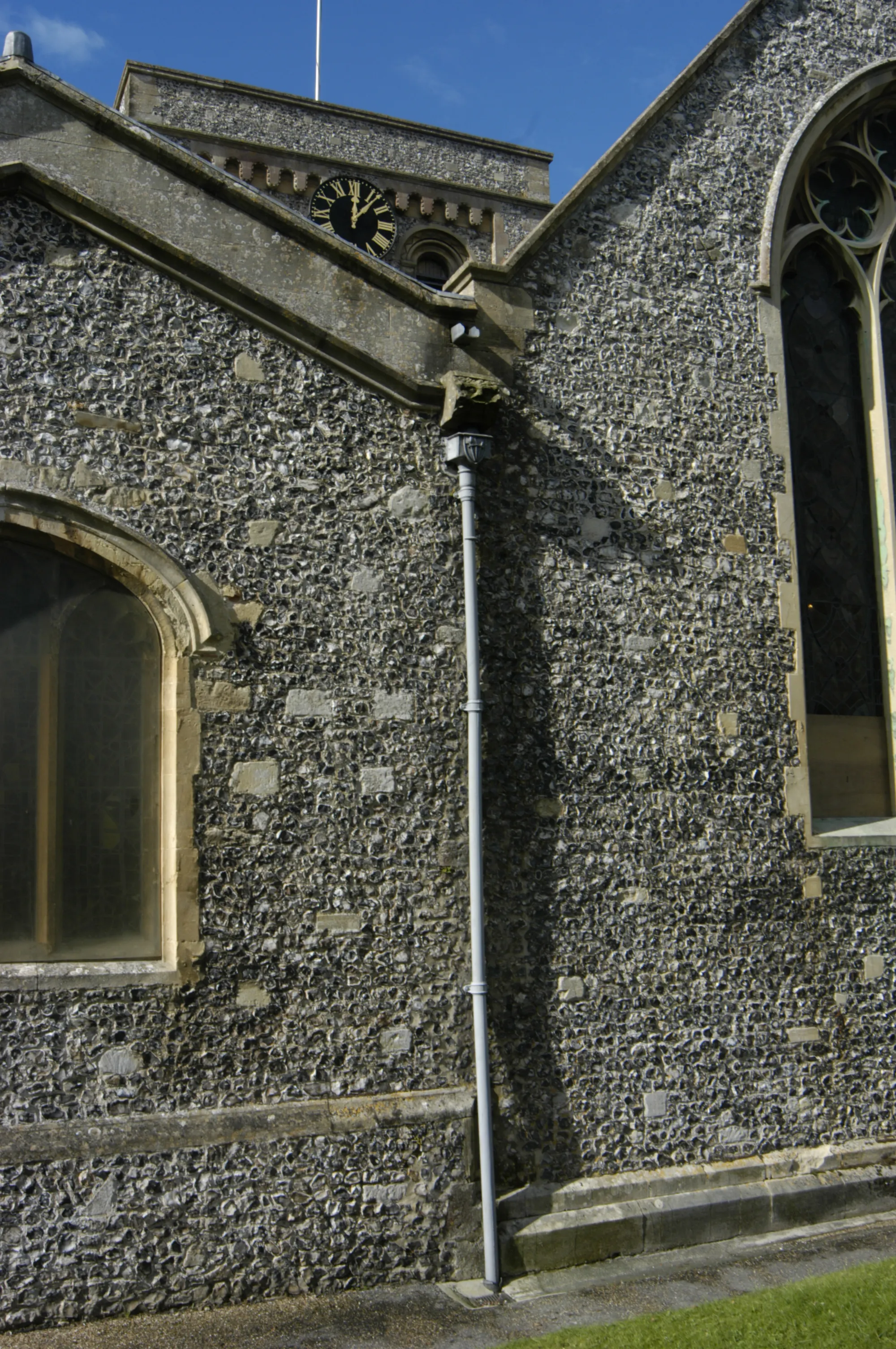 Photo showing: Photo (taken by me, R. de SalisRodolph (talk) 00:16, 12 October 2014 (UTC)) of the eastern end of St. Mary's church, Kingsclere, Hampshire, UK, October 2014.