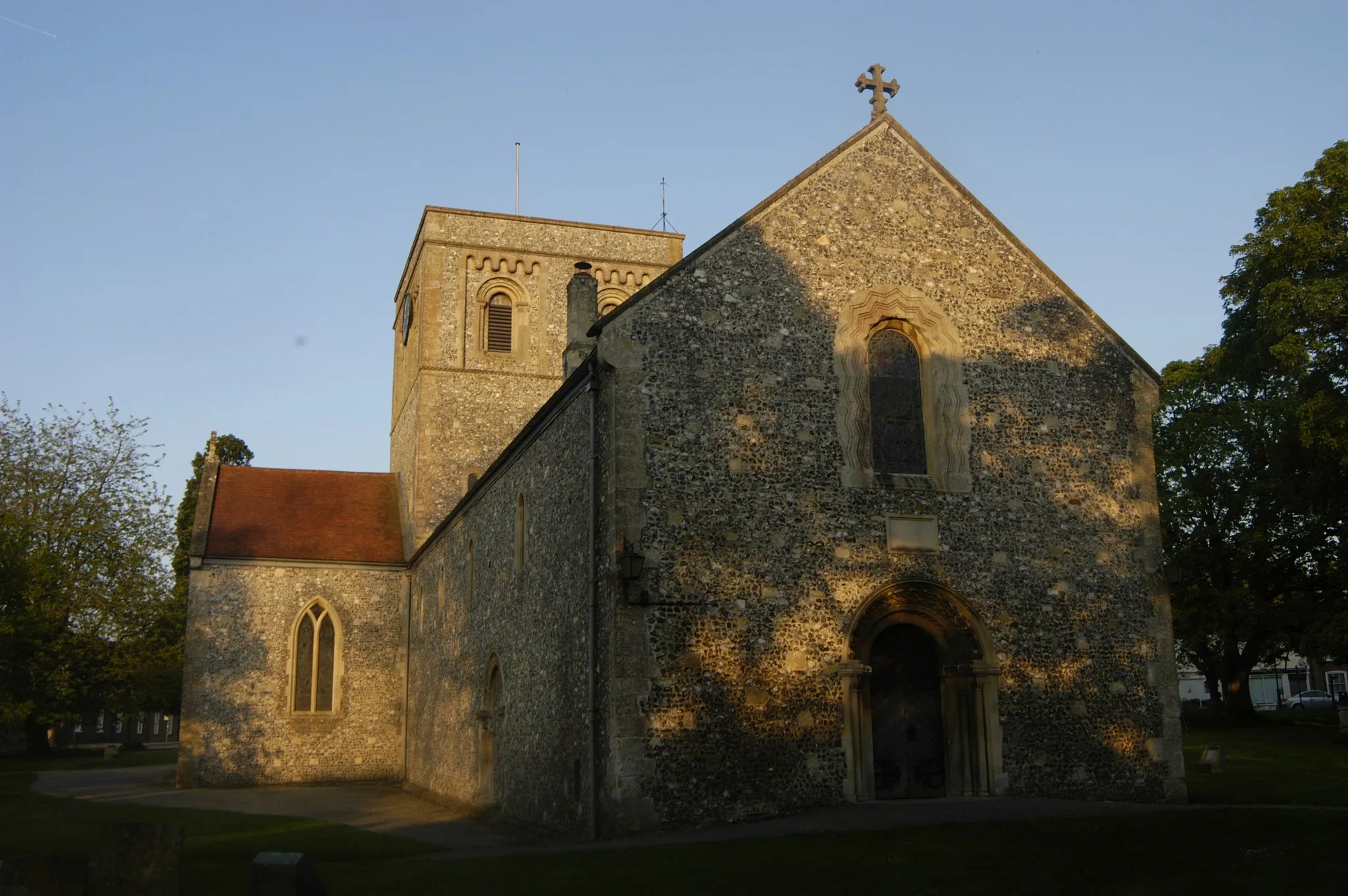 Photo showing: of the Church of St. Mary, Kingsclere, Hampshire, UK, from the west, in evening sun, May 2014.