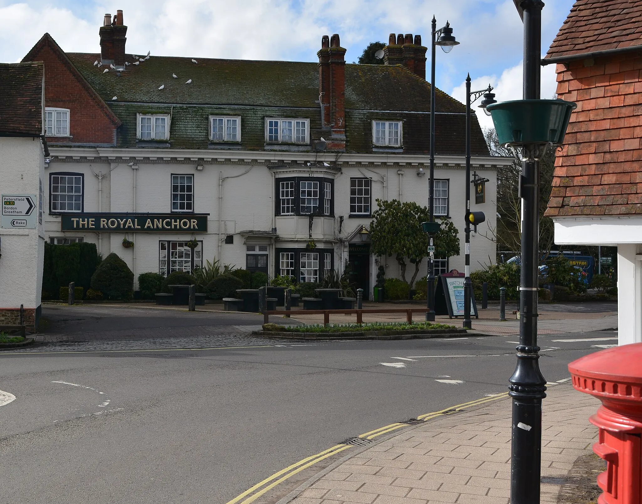 Photo showing: The east façade of the Royal Anchor seen looking west from the square in the afternoon