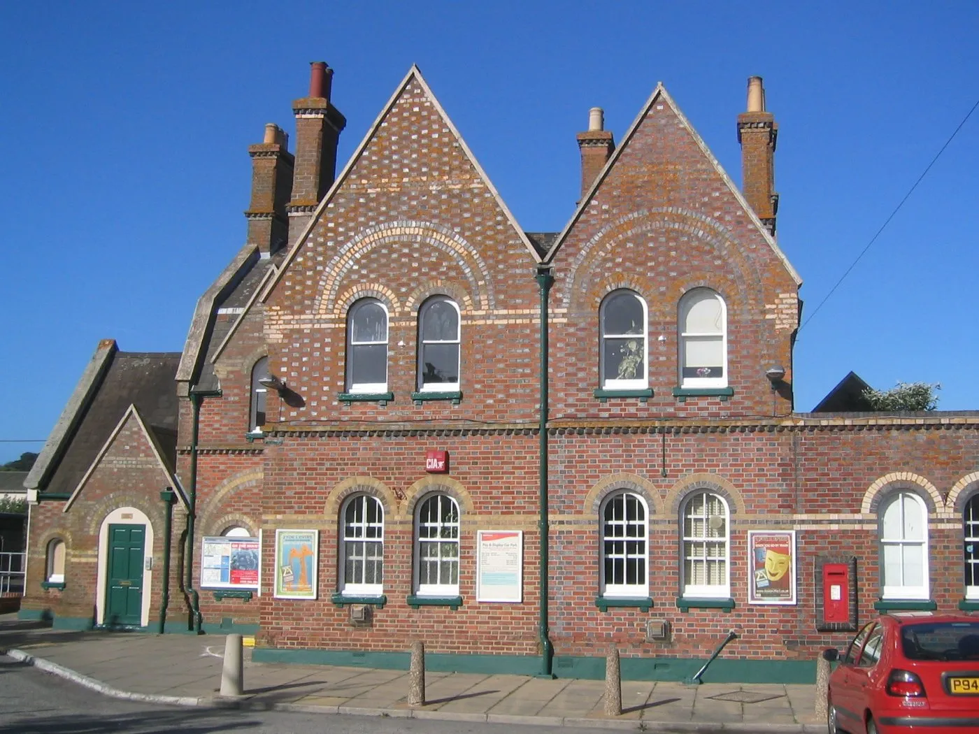 Photo showing: Lymington Town railway station, on the Lymington Branch Line, Lymington, Hampshire, UK. Photo taken by me 2005-05-28.