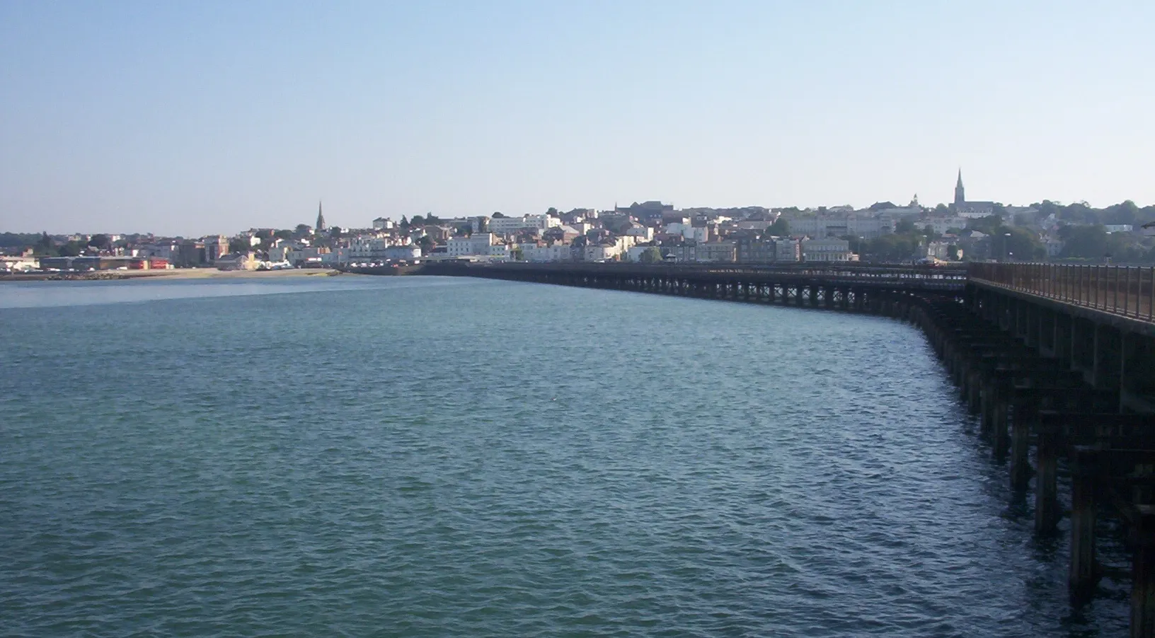 Photo showing: Ryde, Isle of Wight, seen from Ryde Pier Head.