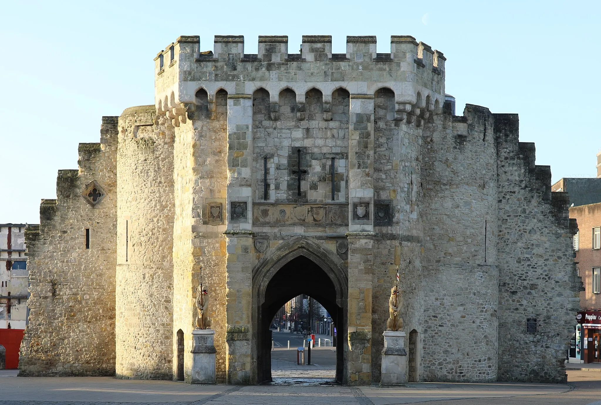 Photo showing: Photo of the Southampton bargate after the restoration of the lions