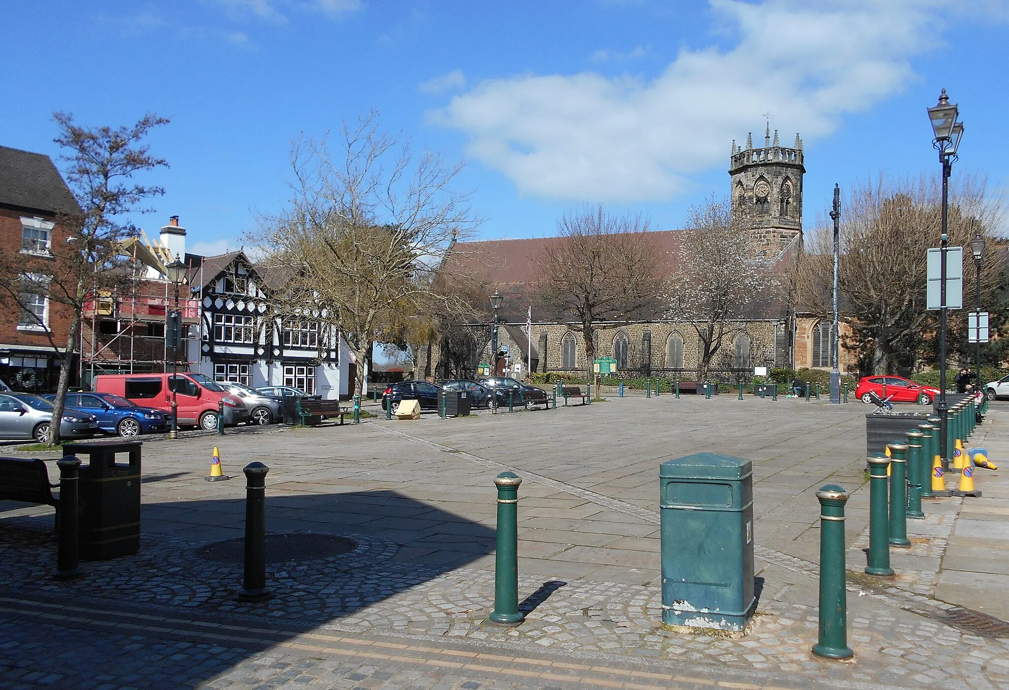 Photo showing: Atherstone Market Square, looking north towards St Mary's Church.