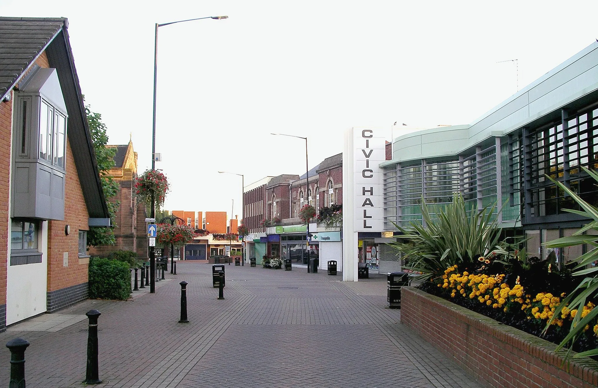 Photo showing: Bedworth town centre including the Civic Centre, Warwickshire, England.