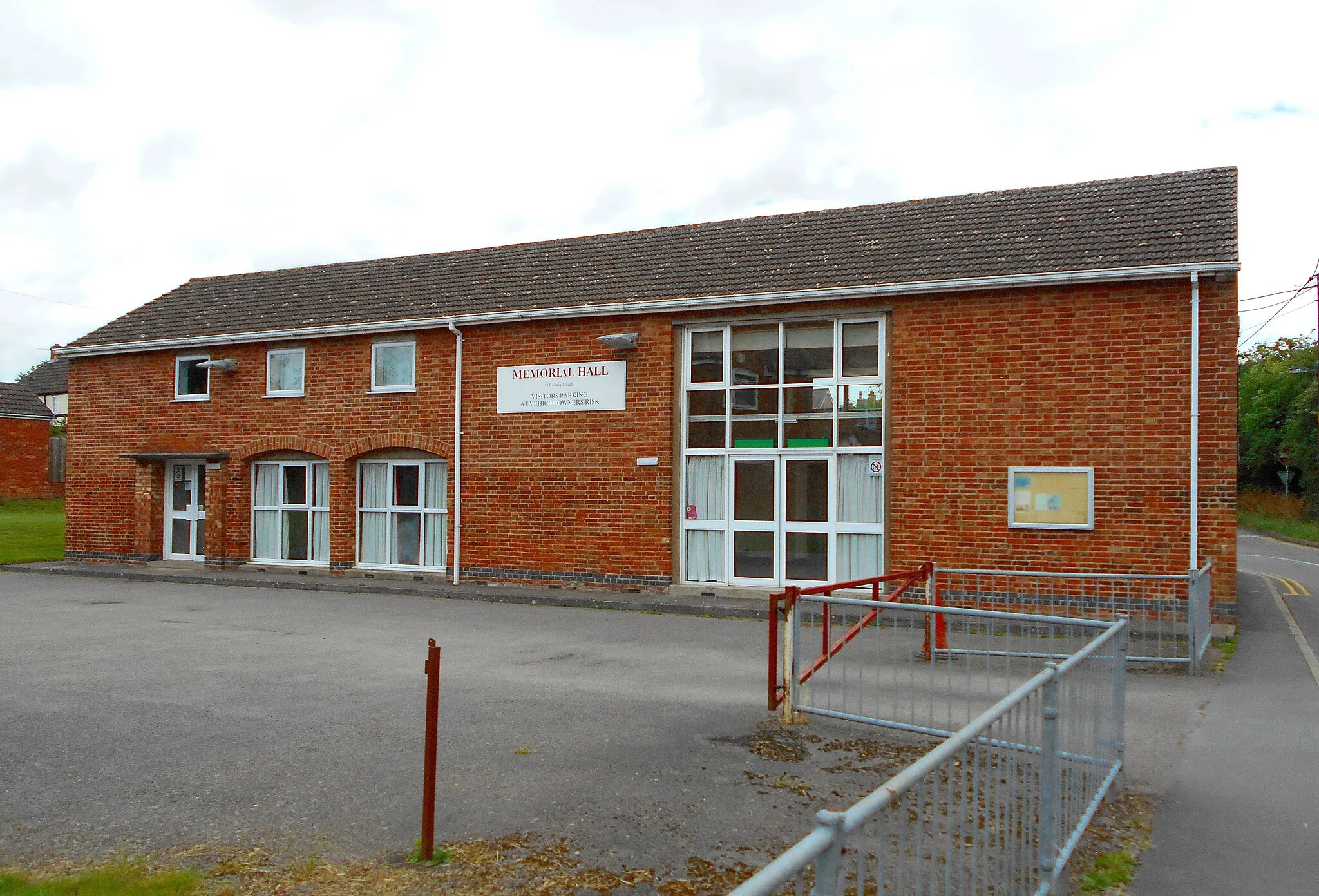 Photo showing: Memorial Hall, Long Lawford, dating from 1959, it is Long Lawford's village hall and main community centre. It was so named to commemorate the fallen servicemen of Long Lawford during the 1939-1945 conflict, according to the hall's website.