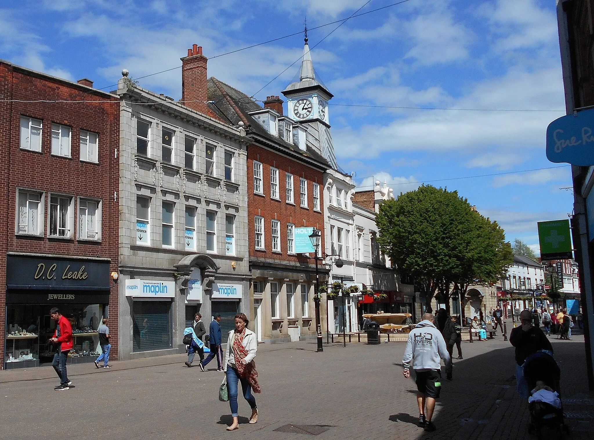 Photo showing: Nuneaton Market Place and clock tower.
