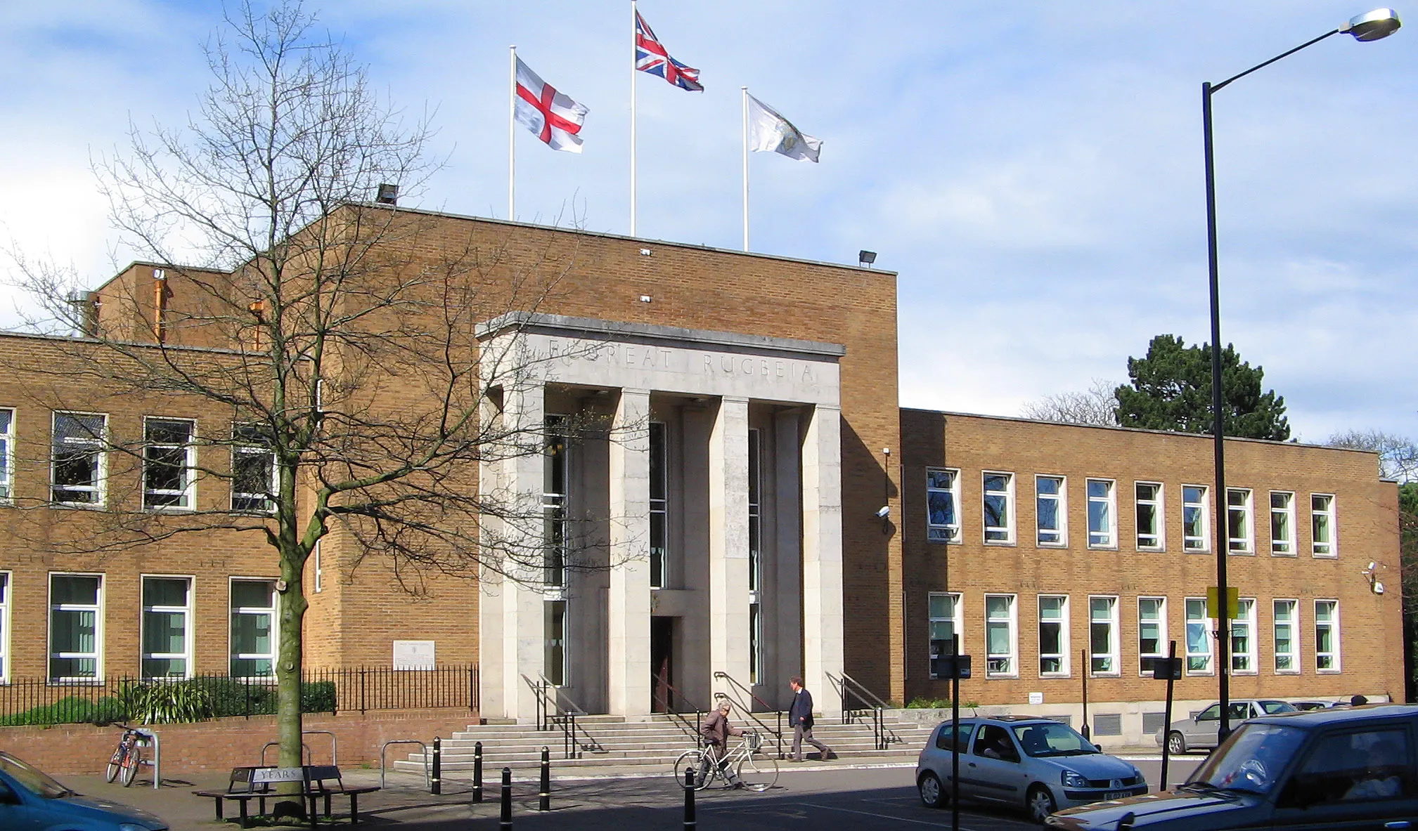 Photo showing: Rugby town hall in Rugby town centre, in Warwickshire, England. The hall is the headquarters of Rugby Borough Council, and was opened in 1961.
The earlier town hall in the High Street is now a Marks and Spencers shop.

Photo by G-Man April 2005